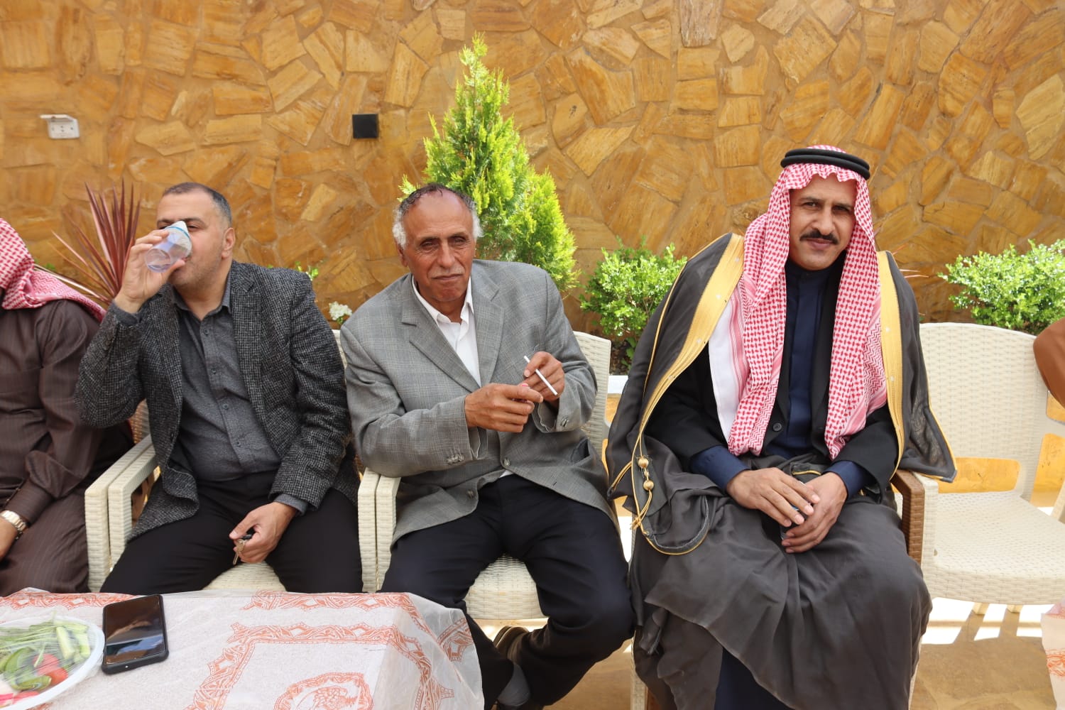 الشيخ طالب المناصير ( أبو نشمي ) واخوانة يولمون لحشد من شيوخ ووجهاء المملكة .. صور