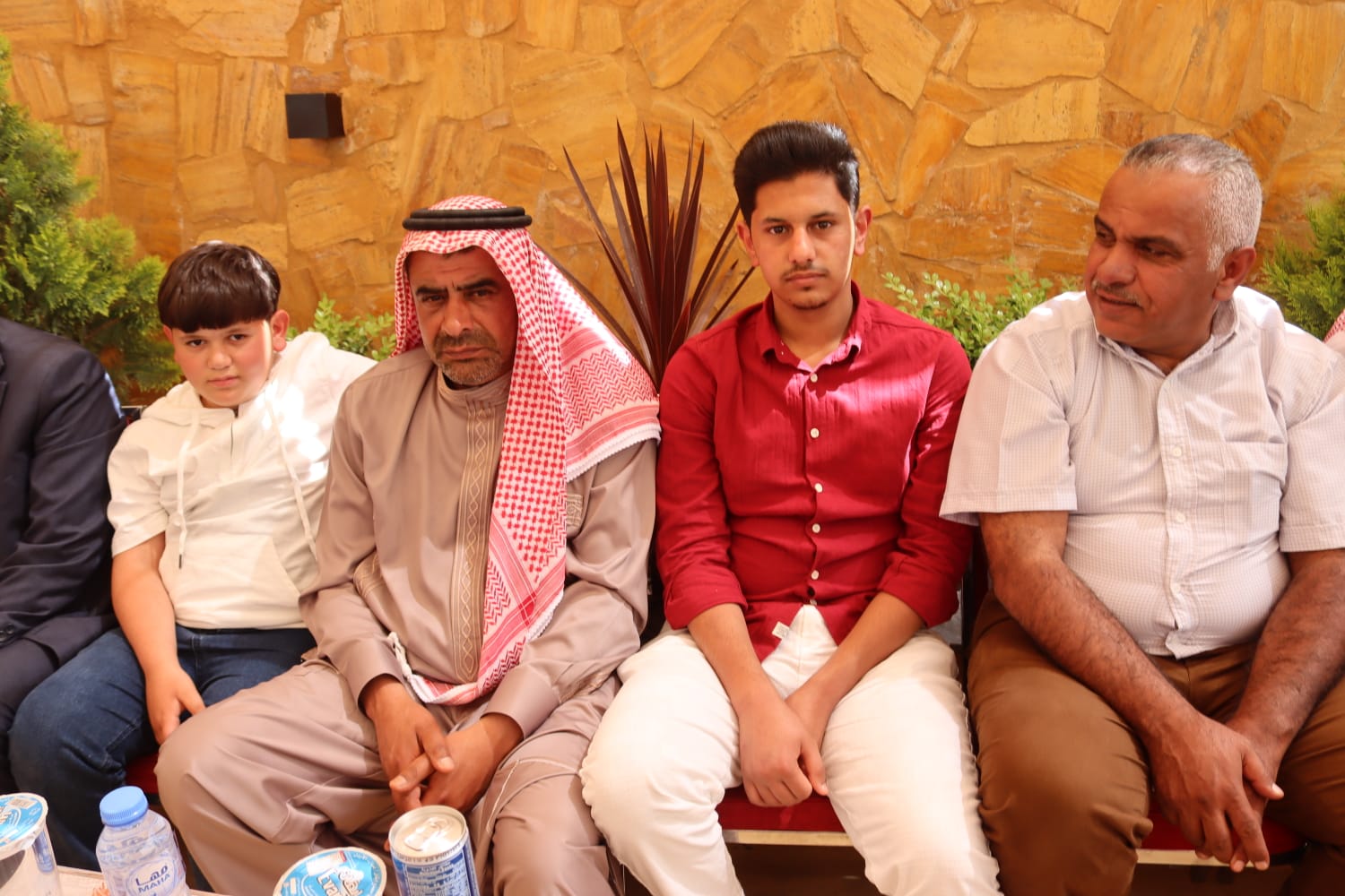 الشيخ طالب المناصير ( أبو نشمي ) واخوانة يولمون لحشد من شيوخ ووجهاء المملكة .. صور