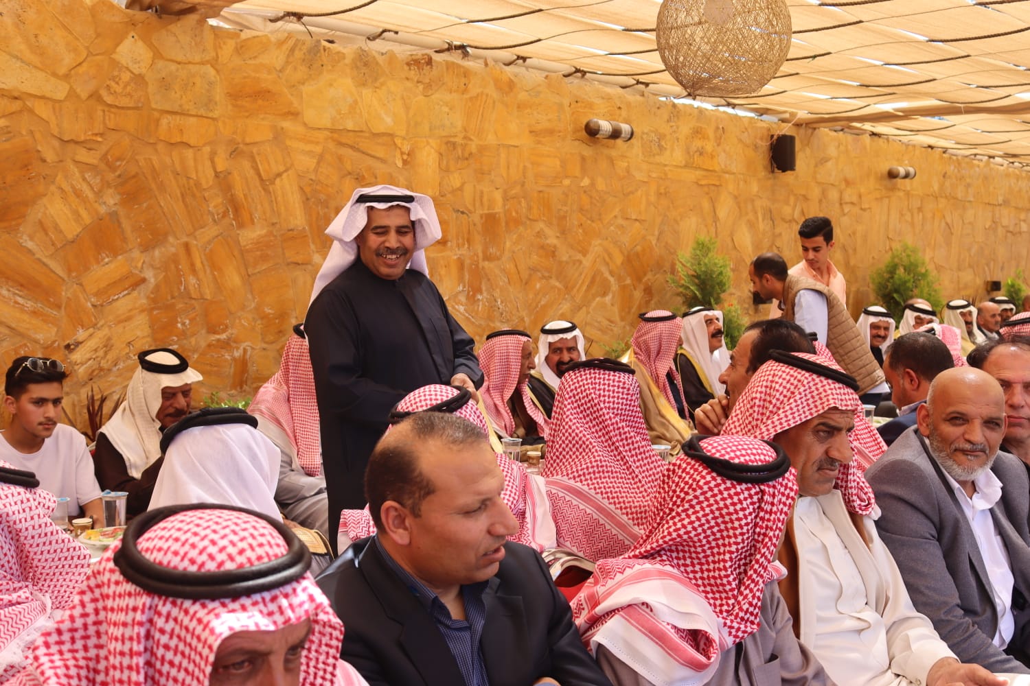 الشيخ طالب المناصير ( أبو نشمي ) واخوانة يولمون لحشد من شيوخ ووجهاء المملكة .. صور