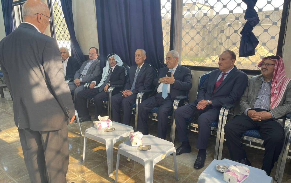 صورة حول : مندوبًا عَن الملك وولي العهد العيسوي يُعزي عشيرة أبو الغنم. مندوبًا عَن الملك وولي العهد العيسوي يُعزي عشيرة أبو الغنم.