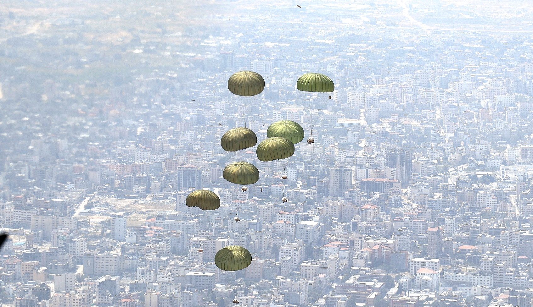 صورة حول : القوات المسلحة الأردنية تنفذ 9 إنزالات جوية على شمال غزة بمشاركة دولية القوات المسلحة الأردنية تنفذ 9 إنزالات جوية على شمال غزة بمشاركة دولية