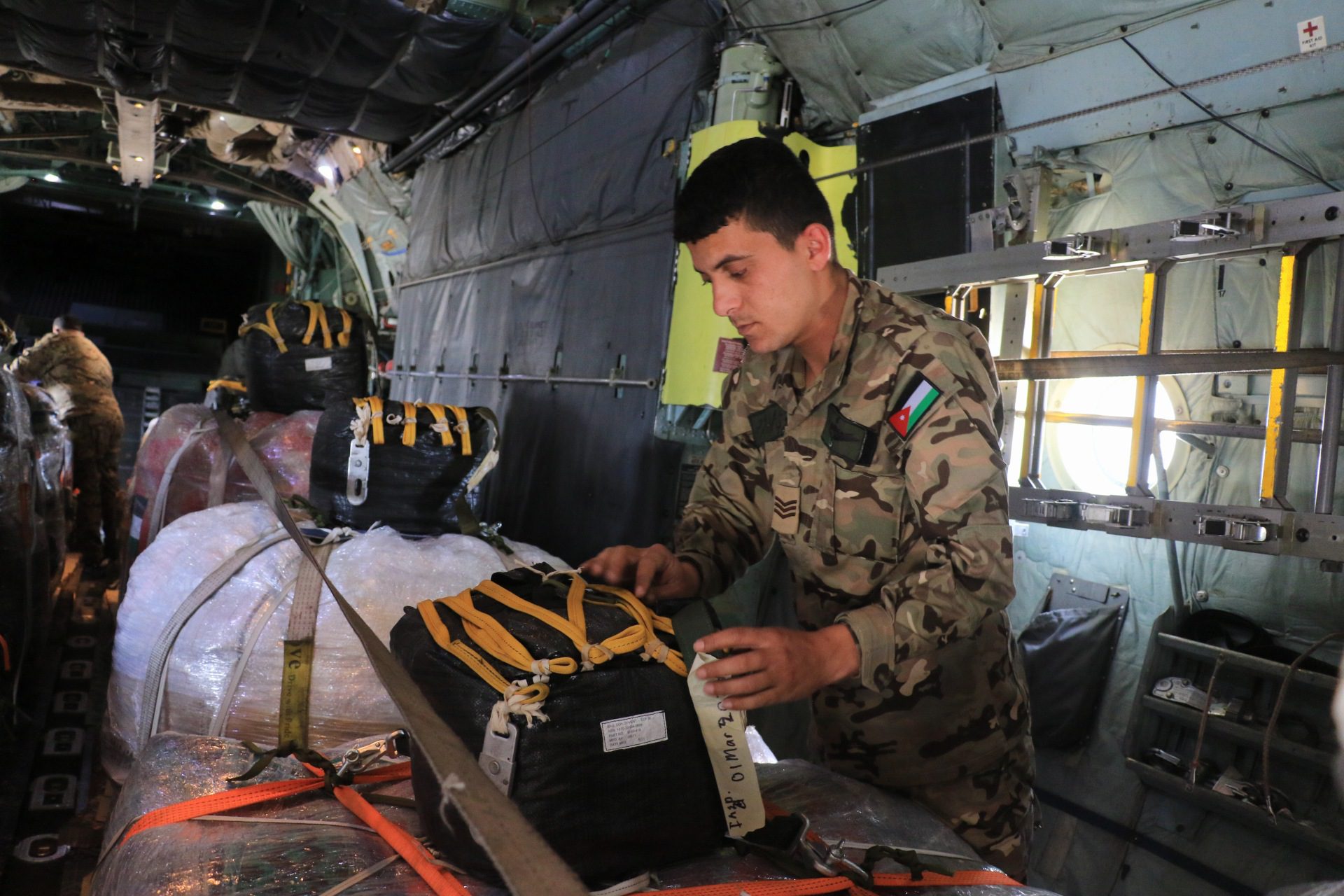 القوات المسلحة الأردنية تنفذ 8 إنزالات جوية لمساعدات على شمالي القطاع