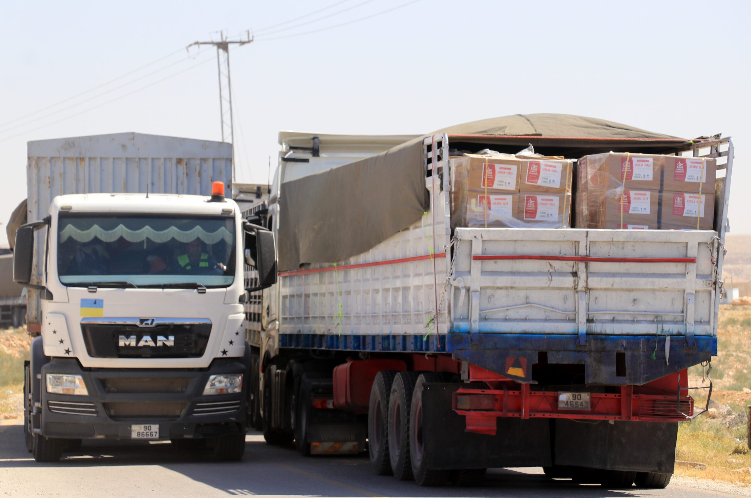 القوات المسلحة ترسل 51 شاحنة مساعدات إنسانية إلى قطاع غزة