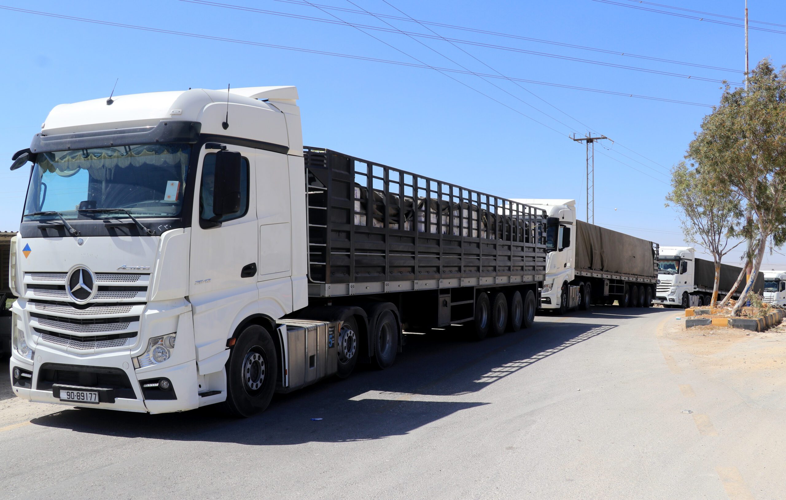 القوات المسلحة ترسل 51 شاحنة مساعدات إنسانية إلى قطاع غزة