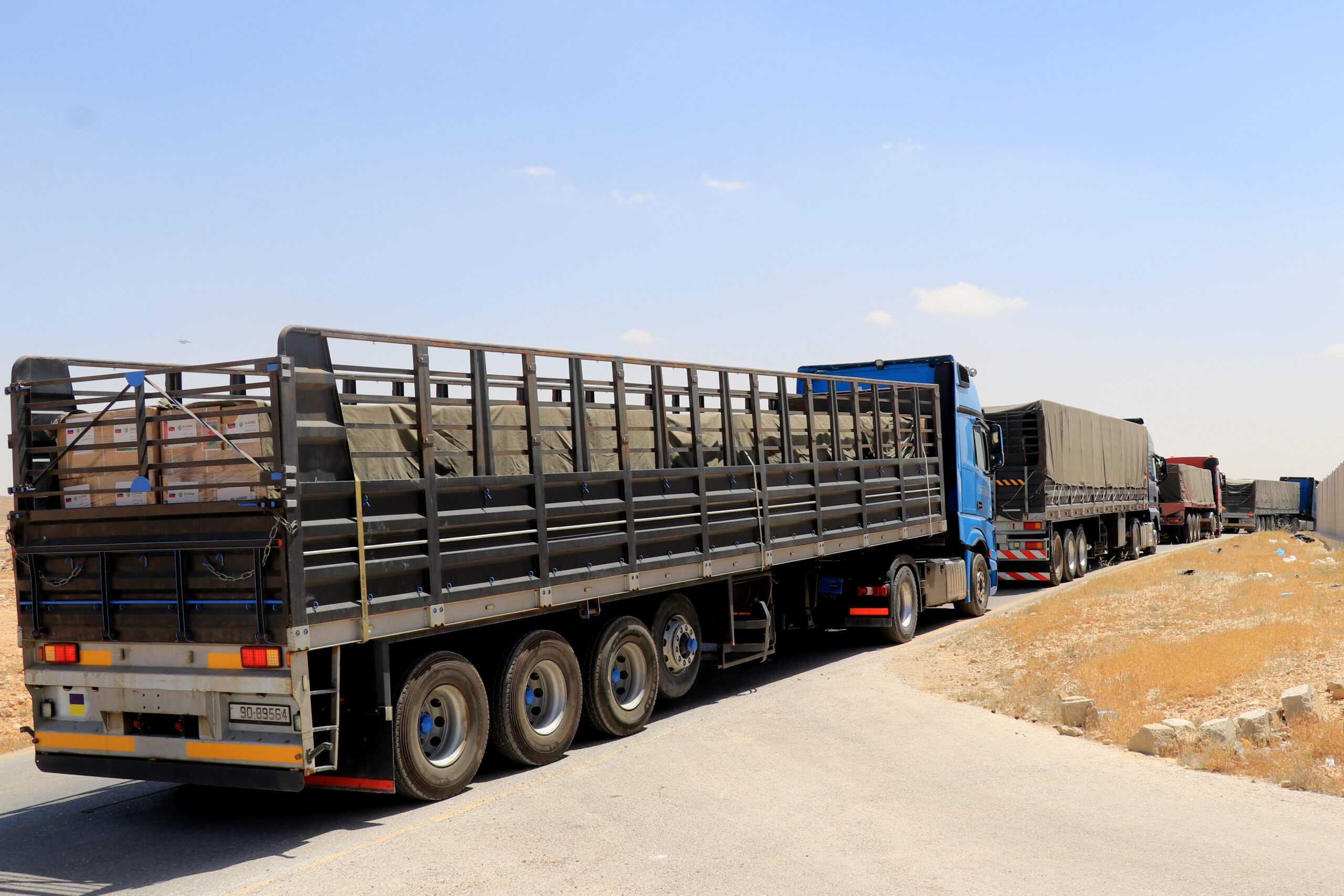 القوات المسلحة ترسل 51 شاحنة مساعدات إنسانية إلى قطاع غزة