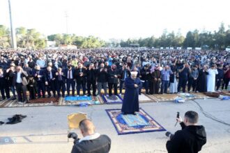 يؤدي الأردنيون صلاة عيد الفطر في جميع محافظاتهم