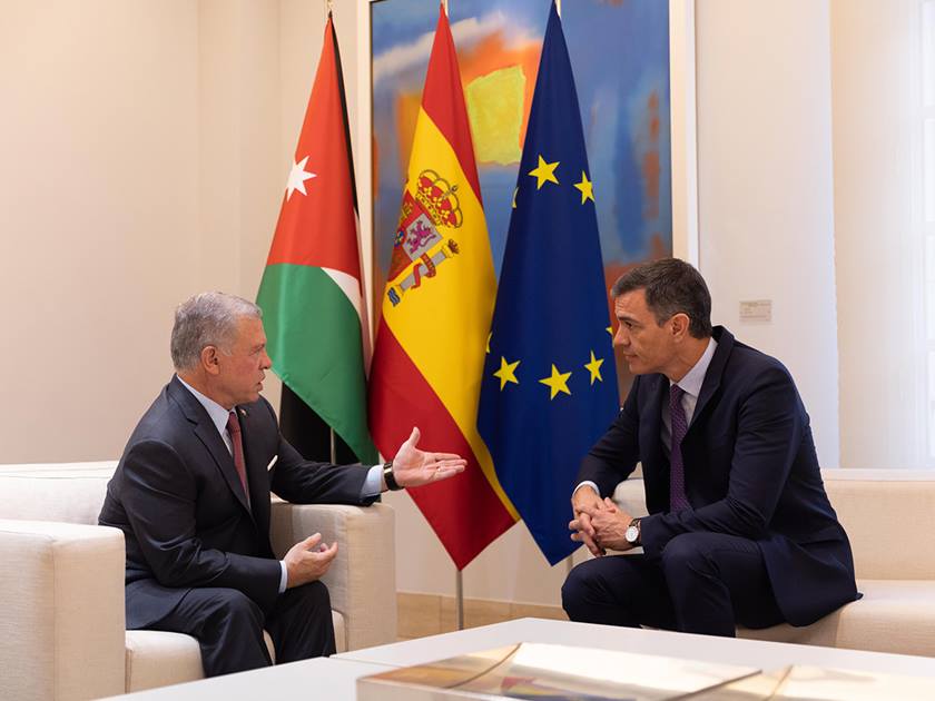 الملك يتلقى اتصالًا هاتفيًا من رئيس الوزراء الإسباني لبحث التطورات في المنطقة