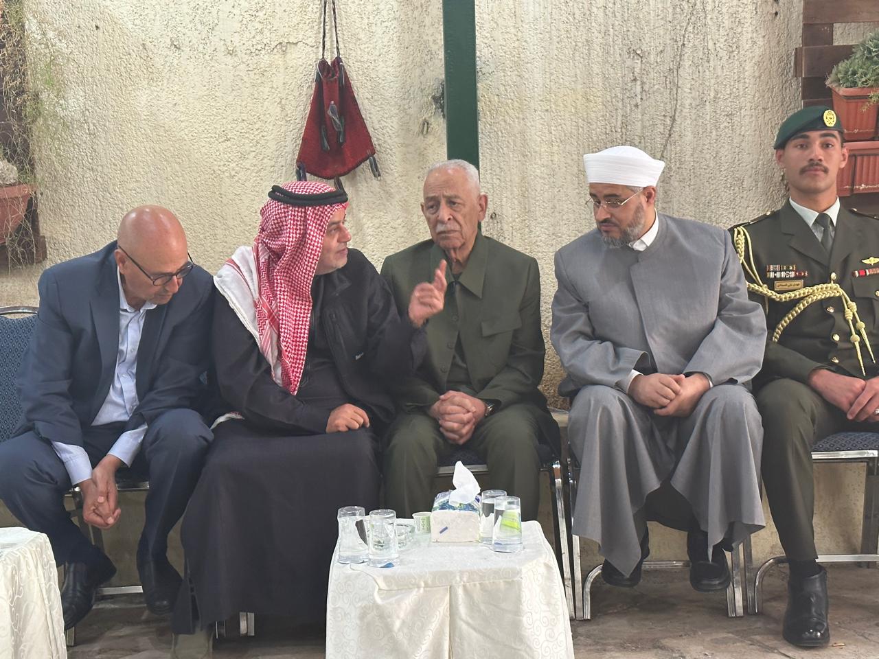 مندوبا عن الملك وولي العهد.. العيسوي يعزي عشائر البرارشة/ آل خريس