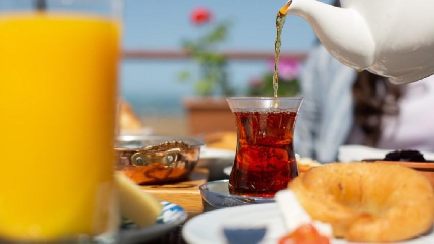 صورة حول : أيُهما أفضل الشاي أم العصير فِي الصباح؟ أيُهما أفضل الشاي أم العصير فِي الصباح؟