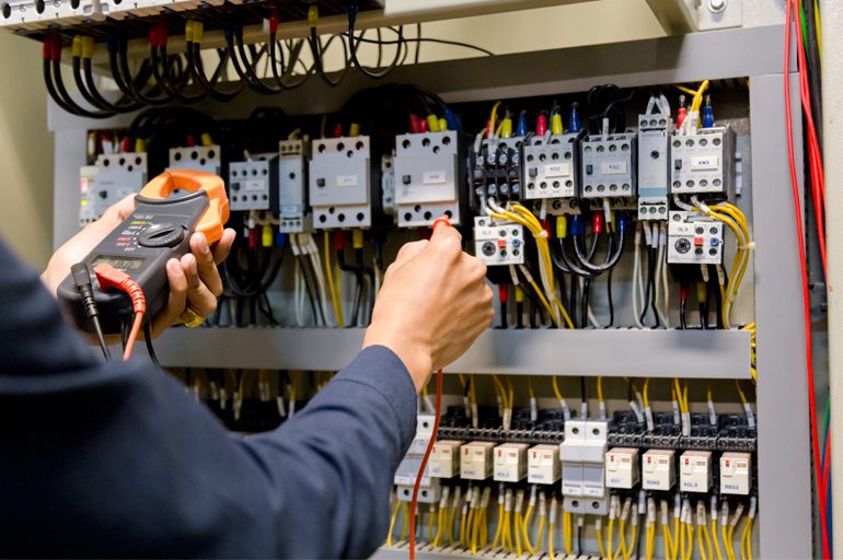 شركة الكهرباء تعلن فصل التيار بدير علا لاسباب محددة .. تفاصيل