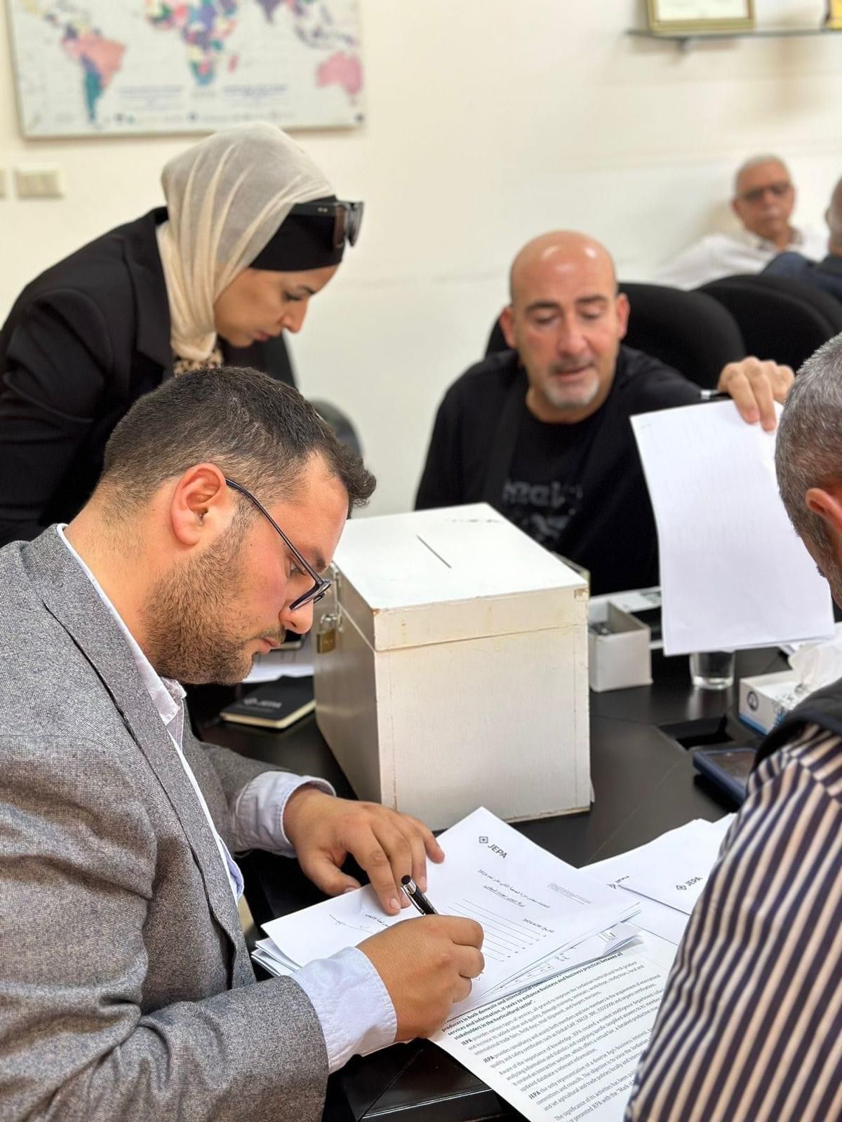 صورة حول : انتخاب اعضاء المجلس الثالث عشر للجمعية الاردنية لمصدري ومنتجي الخضار والفواكه انتخاب اعضاء المجلس الثالث عشر للجمعية الاردنية لمصدري ومنتجي الخضار والفواكه