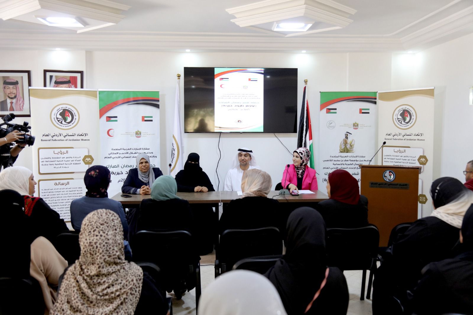 سفارة الإمارات تُشرف عَلى مبادرة توزيع قسائم شرائيّة المقدمة من مؤسسة صقر بن محمد القاسمي للأعمال الخيرية والإنسانيّة "بالتعاون مع الاتحاد النسائي الأردني العام"