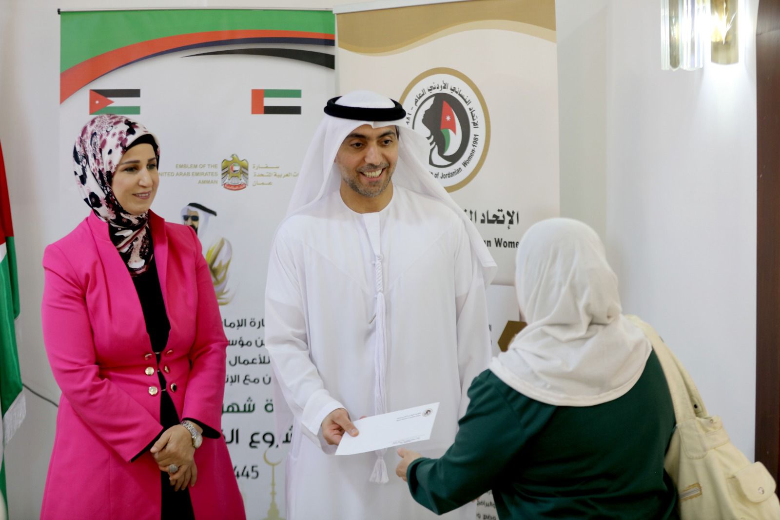 صورة حول : سفارة الإمارات تُشرف عَلى مبادرة توزيع قسائم شرائيّة المقدمة من مؤسسة صقر بن محمد القاسمي للأعمال الخيرية والإنسانيّة "بالتعاون مع الاتحاد النسائي الأردني العام" سفارة الإمارات تُشرف عَلى مبادرة توزيع قسائم شرائيّة المقدمة من مؤسسة صقر بن محمد القاسمي للأعمال الخيرية والإنسانيّة "بالتعاون مع الاتحاد النسائي الأردني العام"