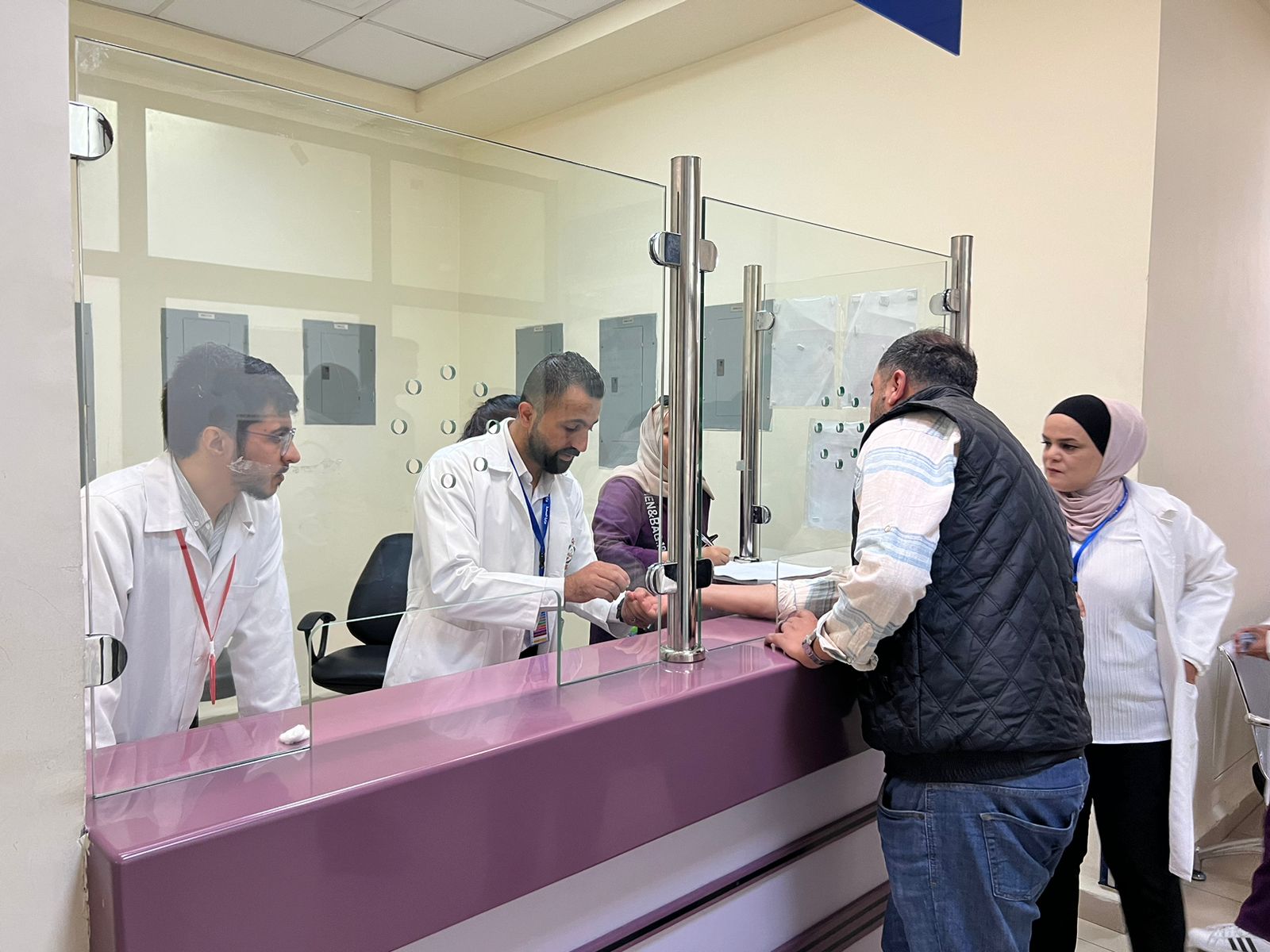 صورة حول : الصفدي يرعى حملة وطنية للتبرع بالدم لغزة الصفدي يرعى حملة وطنية للتبرع بالدم لغزة