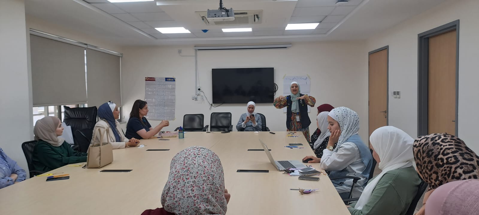 مدير عام شركة مياه العقبة يخرج 15 موظفة في الشركة انهين برنامج تدريبي