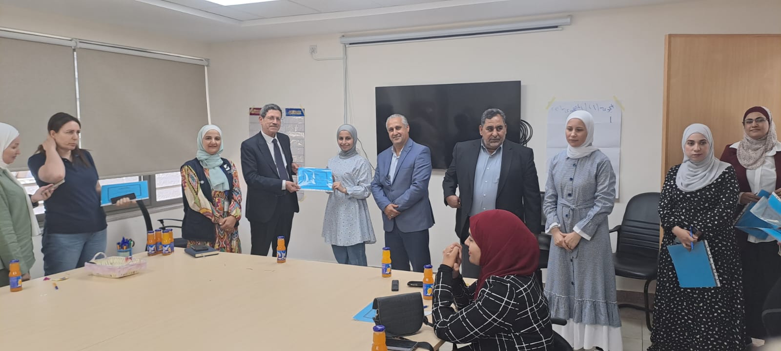 صورة حول : مدير عام شركة مياه العقبة يخرج 15 موظفة في الشركة انهين برنامج تدريبي مدير عام شركة مياه العقبة يخرج 15 موظفة في الشركة انهين برنامج تدريبي