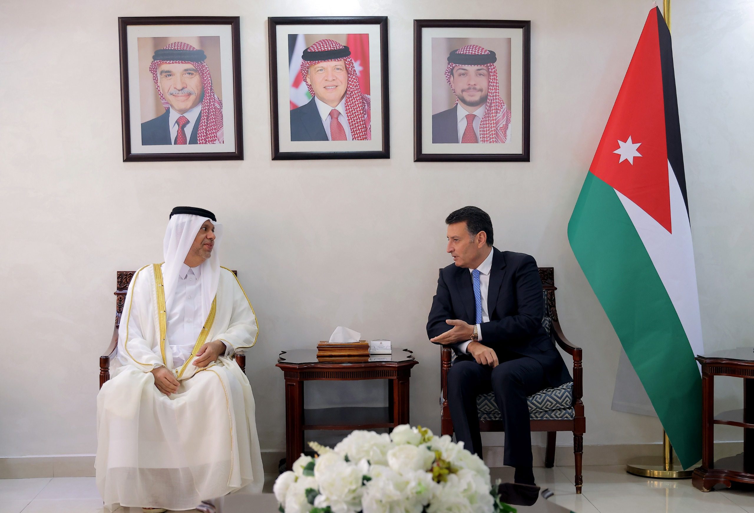 صورة حول : الصفدي يلتقي وفداً برلمانياً قطرياً ويؤكد متانة علاقة البلدين الشقيقين الصفدي يلتقي وفداً برلمانياً قطرياً ويؤكد متانة علاقة البلدين الشقيقين