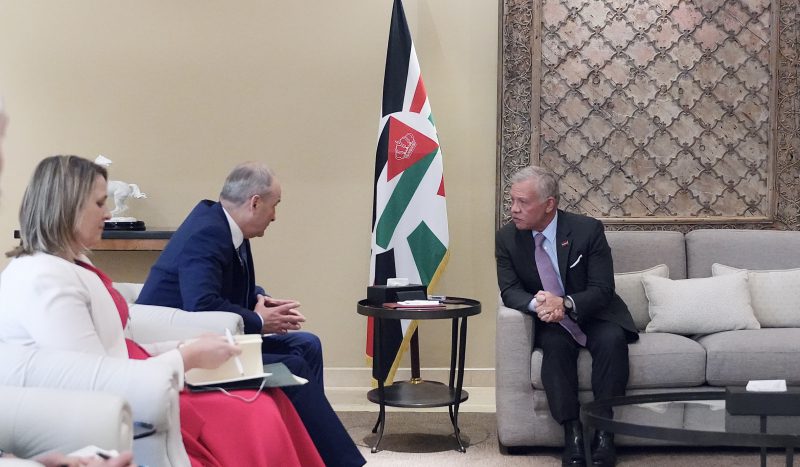 الملك يستقبل وزير الخارجية والدفاع الإيرلندي