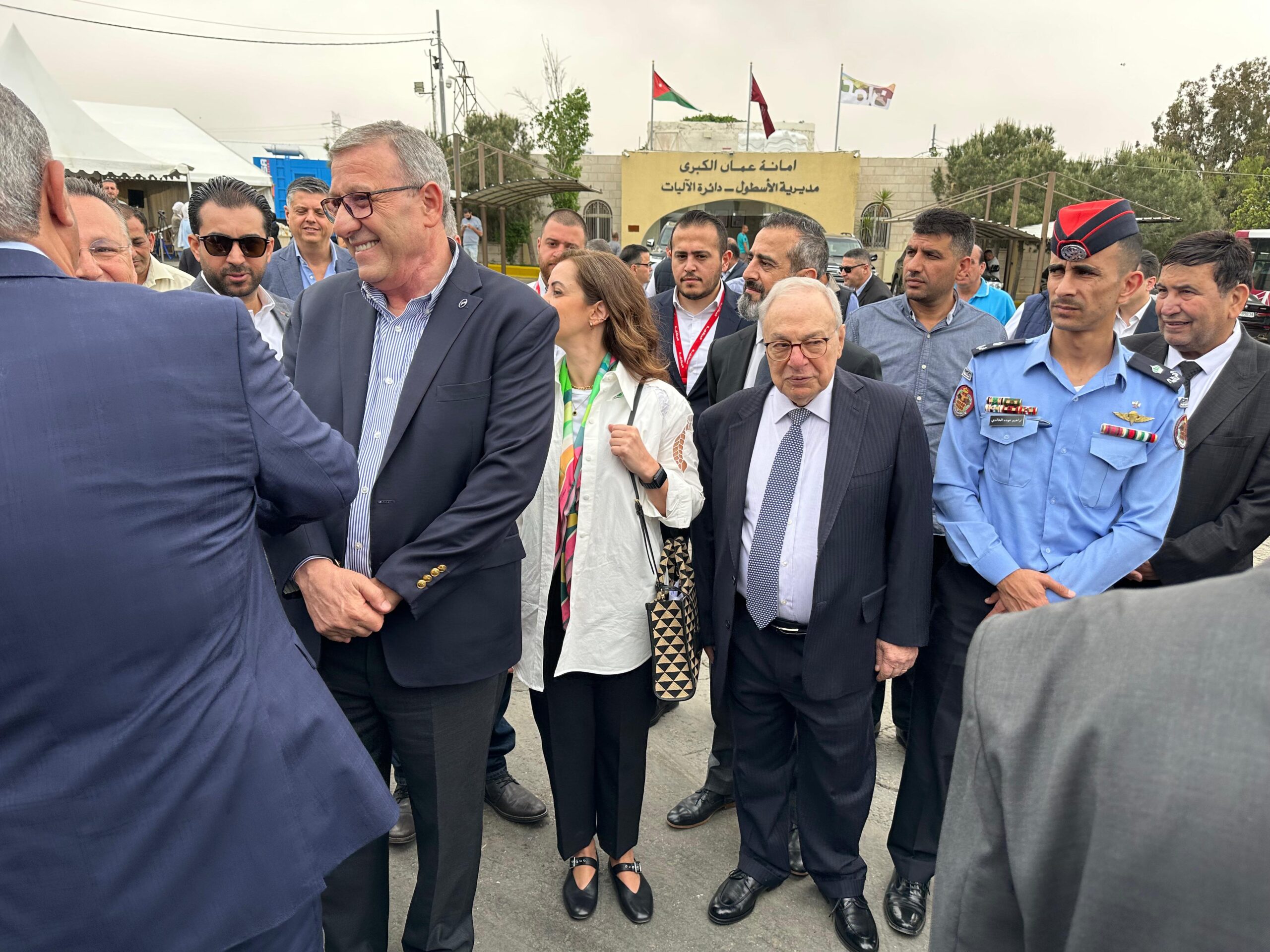 بالصور.. أسطول نقل جديد لأمانة عمان من المركزية للتجارة والمركبات