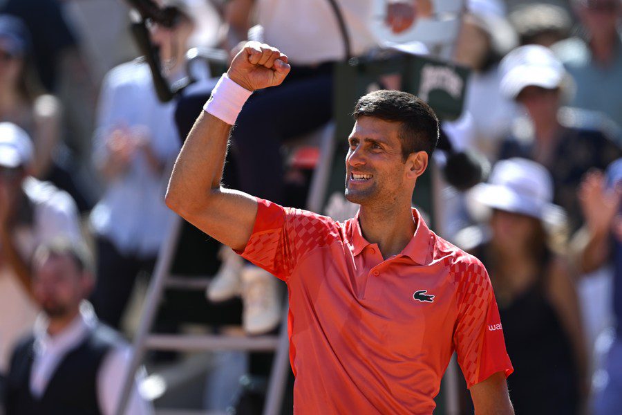 قارورة مياه تصطدم على رأس ديوكوفيتش(فيديو)