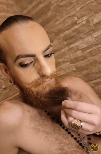 أويس مخللاتي يَتعرض للانتقاد بسبب مظهره