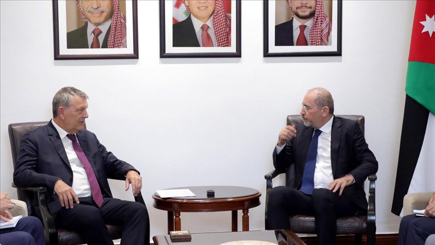 صورة حول : الصفدي يلتقي لازاريني غدًا لبحث شؤون اللاجئين الفلسطينيين الصفدي يلتقي لازاريني غدًا لبحث شؤون اللاجئين الفلسطينيين