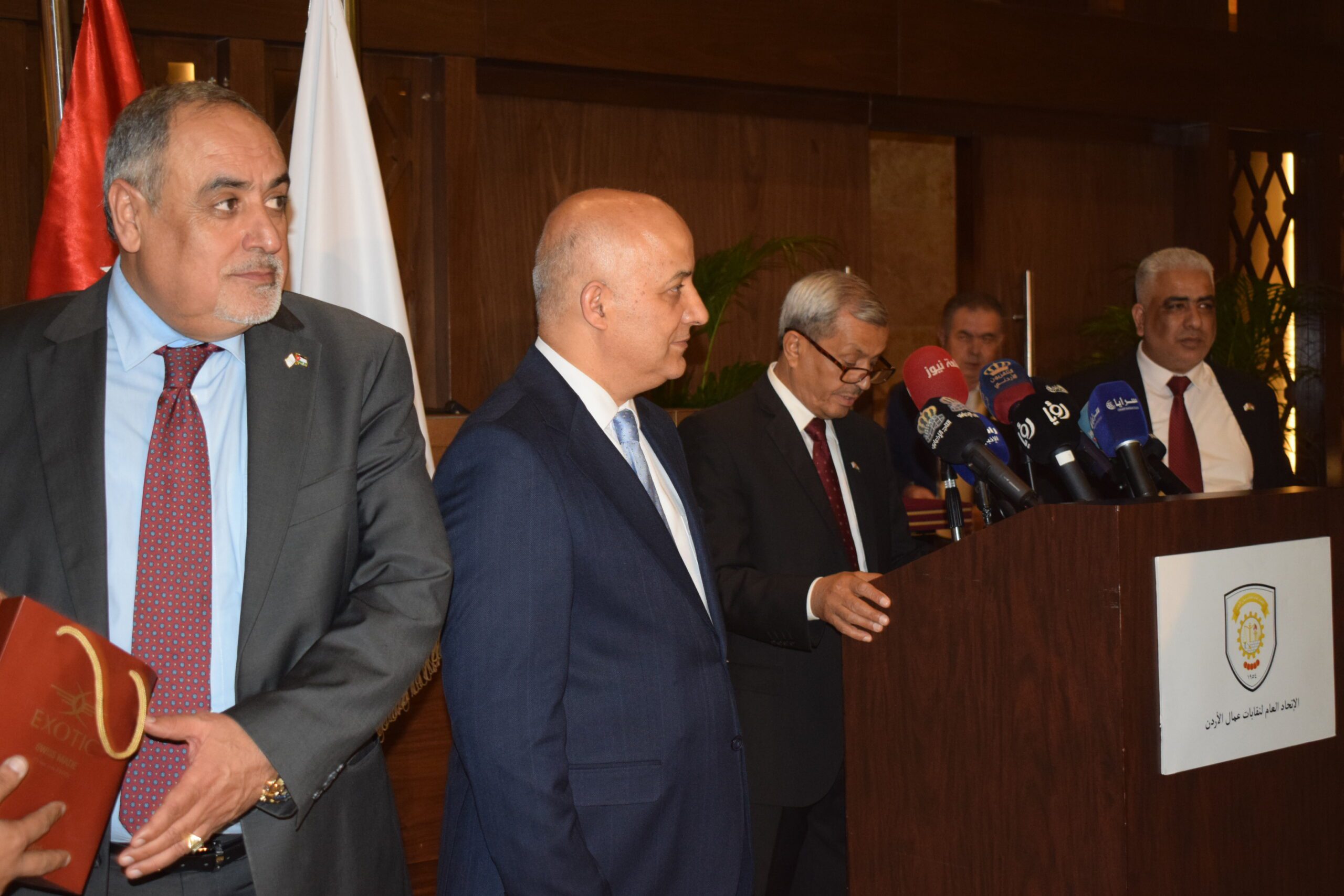 صورة حول : الاتحاد العام لنقابات عمال الأردن يحتفل بذكرى الاستقلال: تكريم للإنجازات ودعم للتعاون الوطنيّ في رحلة بناء مستقبل مُشرق الاتحاد العام لنقابات عمال الأردن يحتفل بذكرى الاستقلال: تكريم للإنجازات ودعم للتعاون الوطنيّ في رحلة بناء مستقبل مُشرق