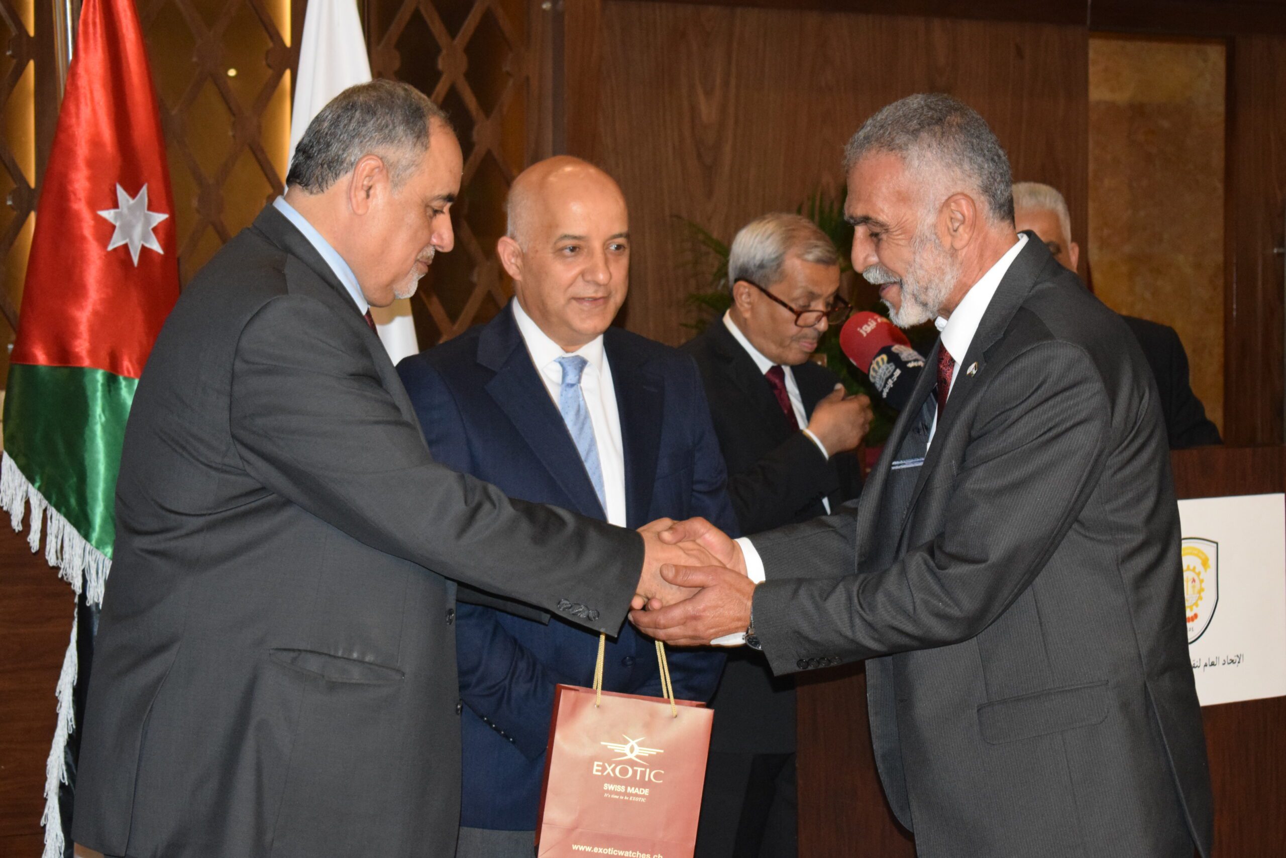 صورة حول : الاتحاد العام لنقابات عمال الأردن يحتفل بذكرى الاستقلال: تكريم للإنجازات ودعم للتعاون الوطنيّ في رحلة بناء مستقبل مُشرق الاتحاد العام لنقابات عمال الأردن يحتفل بذكرى الاستقلال: تكريم للإنجازات ودعم للتعاون الوطنيّ في رحلة بناء مستقبل مُشرق