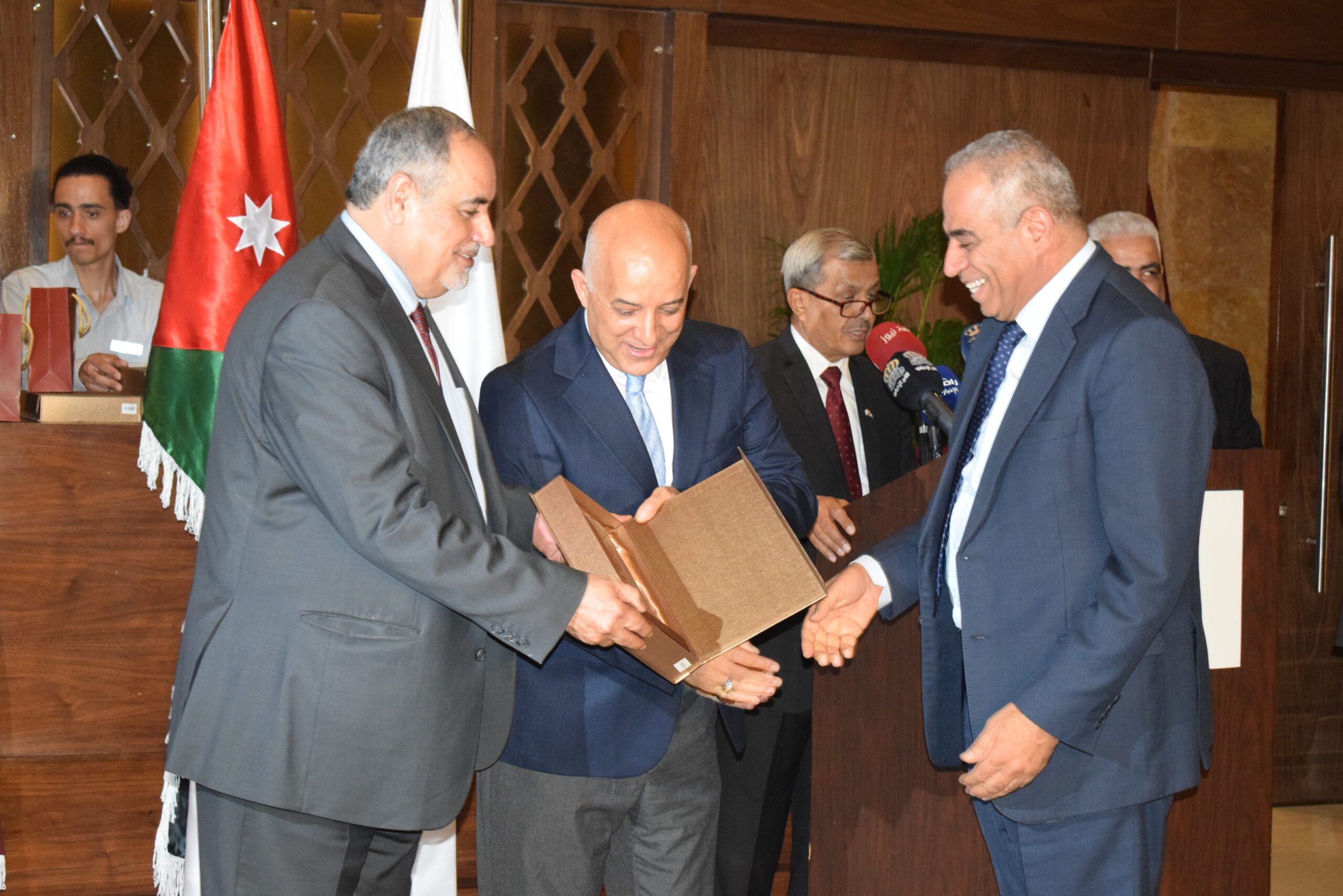 صورة حول : الاتحاد العام لنقابات عمال الأردن يحتفل بذكرى الاستقلال: تكريم للإنجازات ودعم للتعاون الوطنيّ في رحلة بناء مستقبل مُشرق الاتحاد العام لنقابات عمال الأردن يحتفل بذكرى الاستقلال: تكريم للإنجازات ودعم للتعاون الوطنيّ في رحلة بناء مستقبل مُشرق