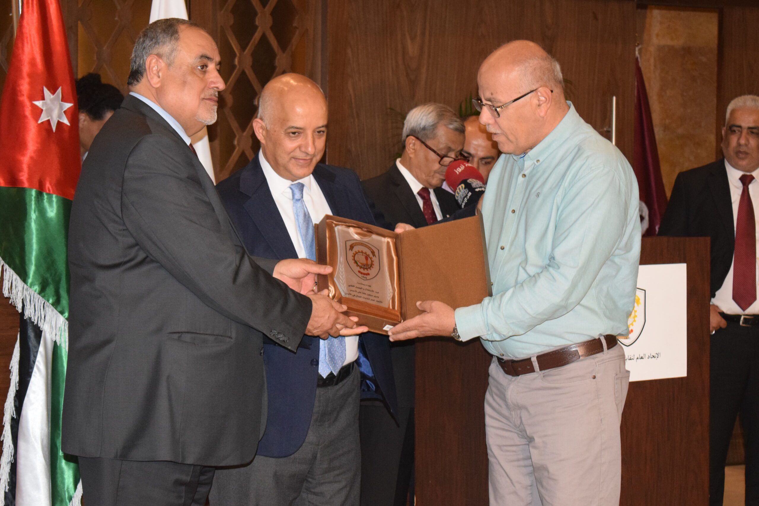 صورة حول : الاتحاد العام لنقابات عمال الأردن يحتفل بذكرى الاستقلال: تكريم للإنجازات ودعم للتعاون الوطنيّ في رحلة بناء مستقبل مُشرق الاتحاد العام لنقابات عمال الأردن يحتفل بذكرى الاستقلال: تكريم للإنجازات ودعم للتعاون الوطنيّ في رحلة بناء مستقبل مُشرق