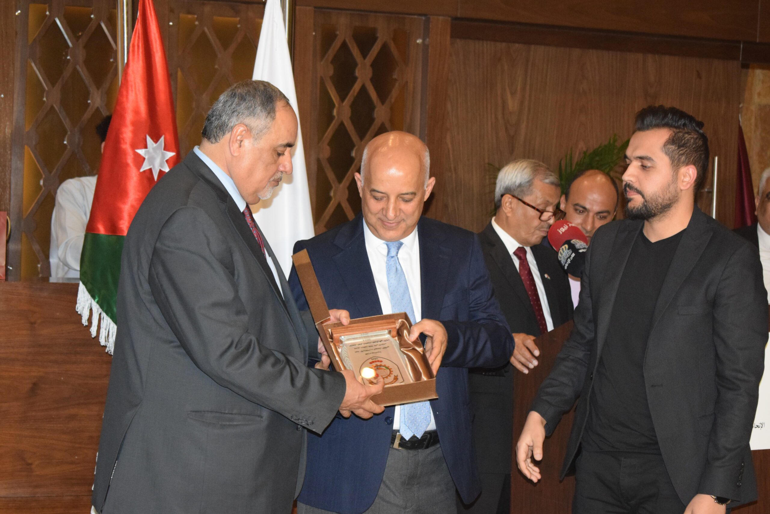 صورة حول : الاتحاد العام لنقابات عمال الأردن يحتفل بذكرى الاستقلال: تكريم للإنجازات ودعم للتعاون الوطنيّ في رحلة بناء مستقبل مُشرق الاتحاد العام لنقابات عمال الأردن يحتفل بذكرى الاستقلال: تكريم للإنجازات ودعم للتعاون الوطنيّ في رحلة بناء مستقبل مُشرق