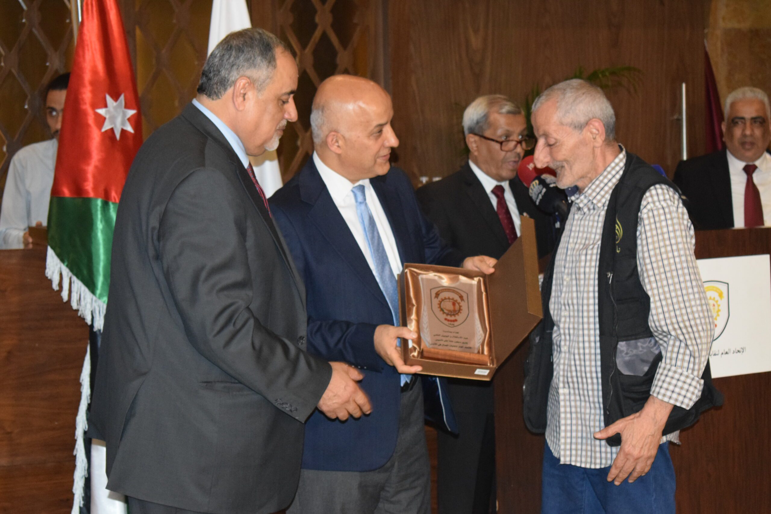 صورة حول : الاتحاد العام لنقابات عمال الأردن يحتفل بذكرى الاستقلال: تكريم للإنجازات ودعم للتعاون الوطنيّ في رحلة بناء مستقبل مُشرق الاتحاد العام لنقابات عمال الأردن يحتفل بذكرى الاستقلال: تكريم للإنجازات ودعم للتعاون الوطنيّ في رحلة بناء مستقبل مُشرق