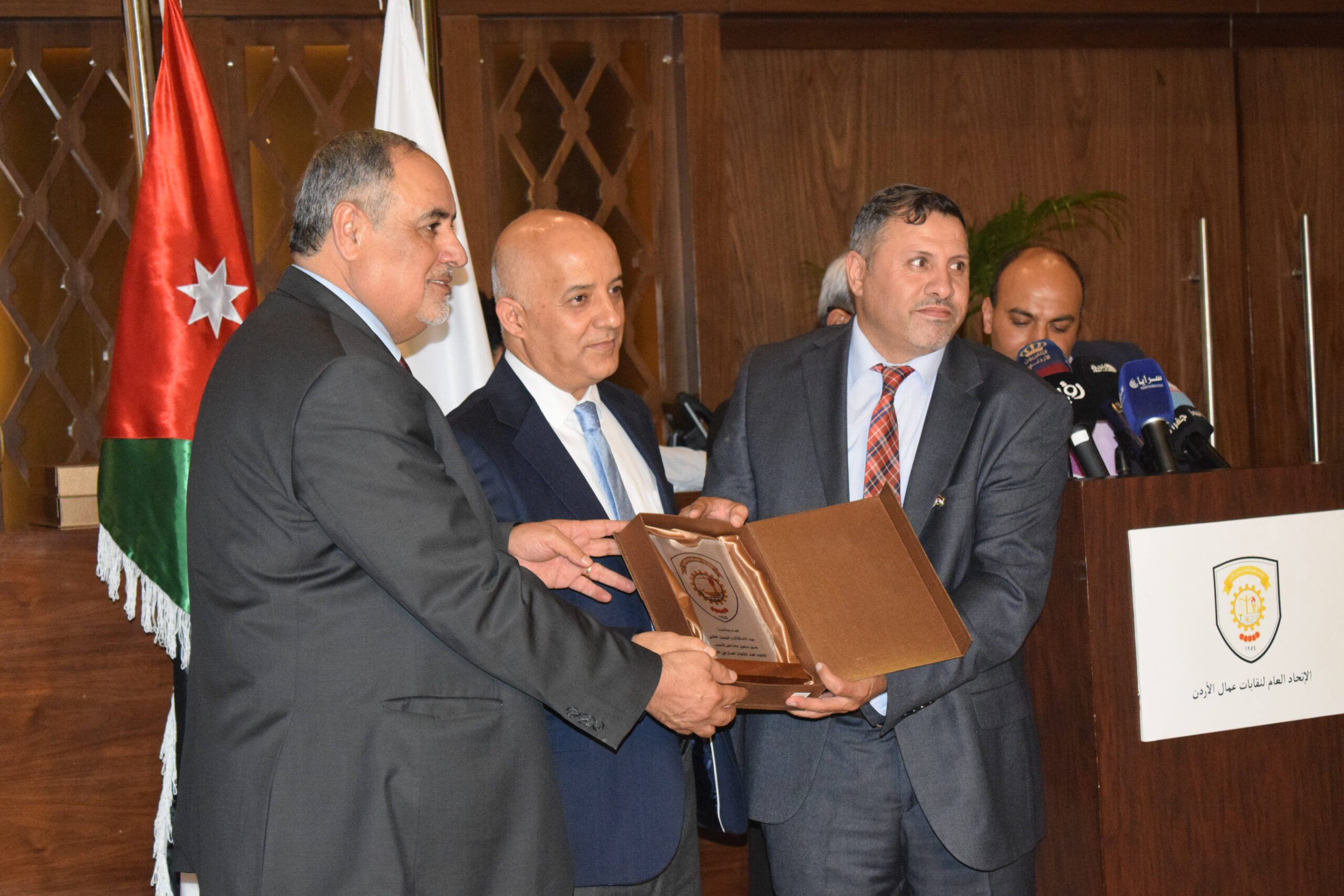 صورة حول : الاتحاد العام لنقابات عمال الأردن يحتفل بذكرى الاستقلال: تكريم للإنجازات ودعم للتعاون الوطنيّ في رحلة بناء مستقبل مُشرق الاتحاد العام لنقابات عمال الأردن يحتفل بذكرى الاستقلال: تكريم للإنجازات ودعم للتعاون الوطنيّ في رحلة بناء مستقبل مُشرق