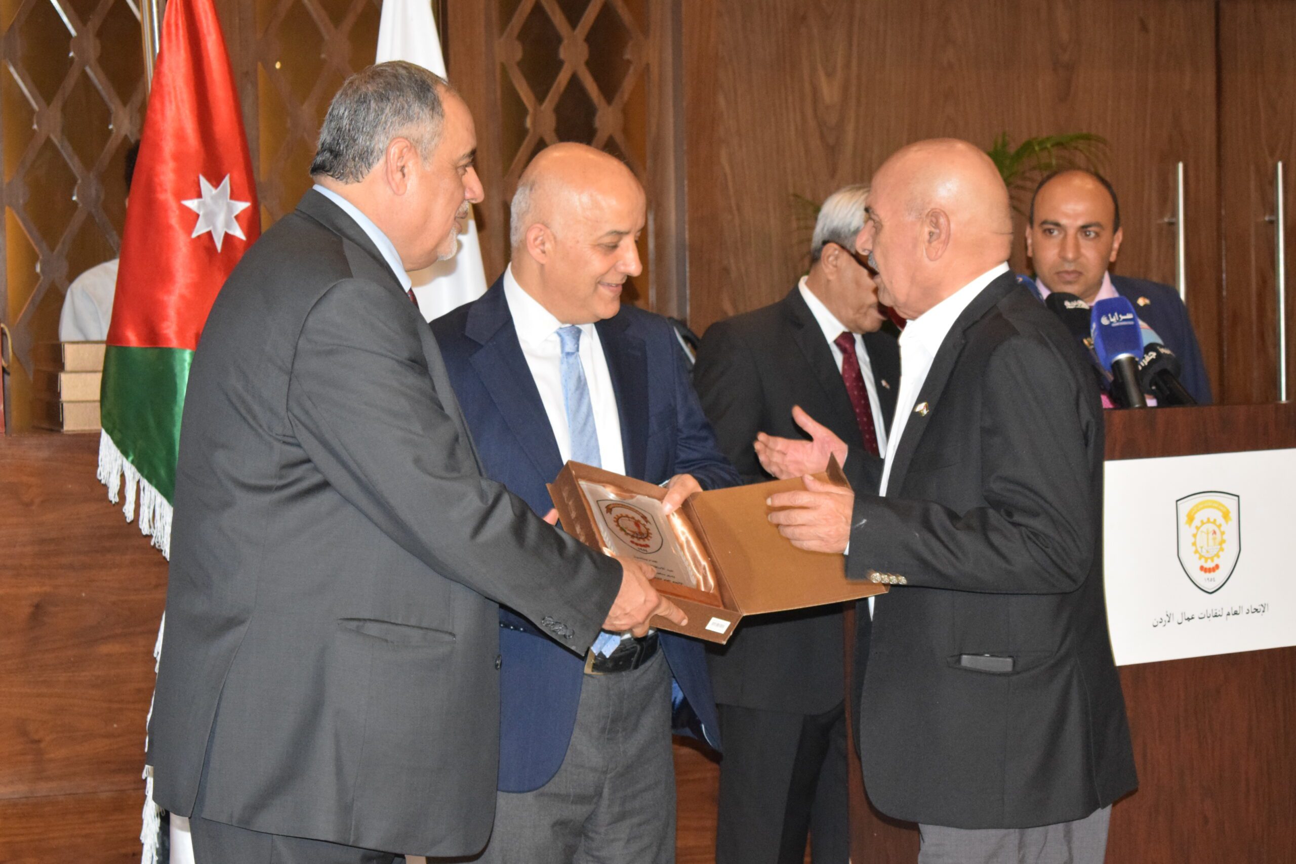 صورة حول : الاتحاد العام لنقابات عمال الأردن يحتفل بذكرى الاستقلال: تكريم للإنجازات ودعم للتعاون الوطنيّ في رحلة بناء مستقبل مُشرق الاتحاد العام لنقابات عمال الأردن يحتفل بذكرى الاستقلال: تكريم للإنجازات ودعم للتعاون الوطنيّ في رحلة بناء مستقبل مُشرق