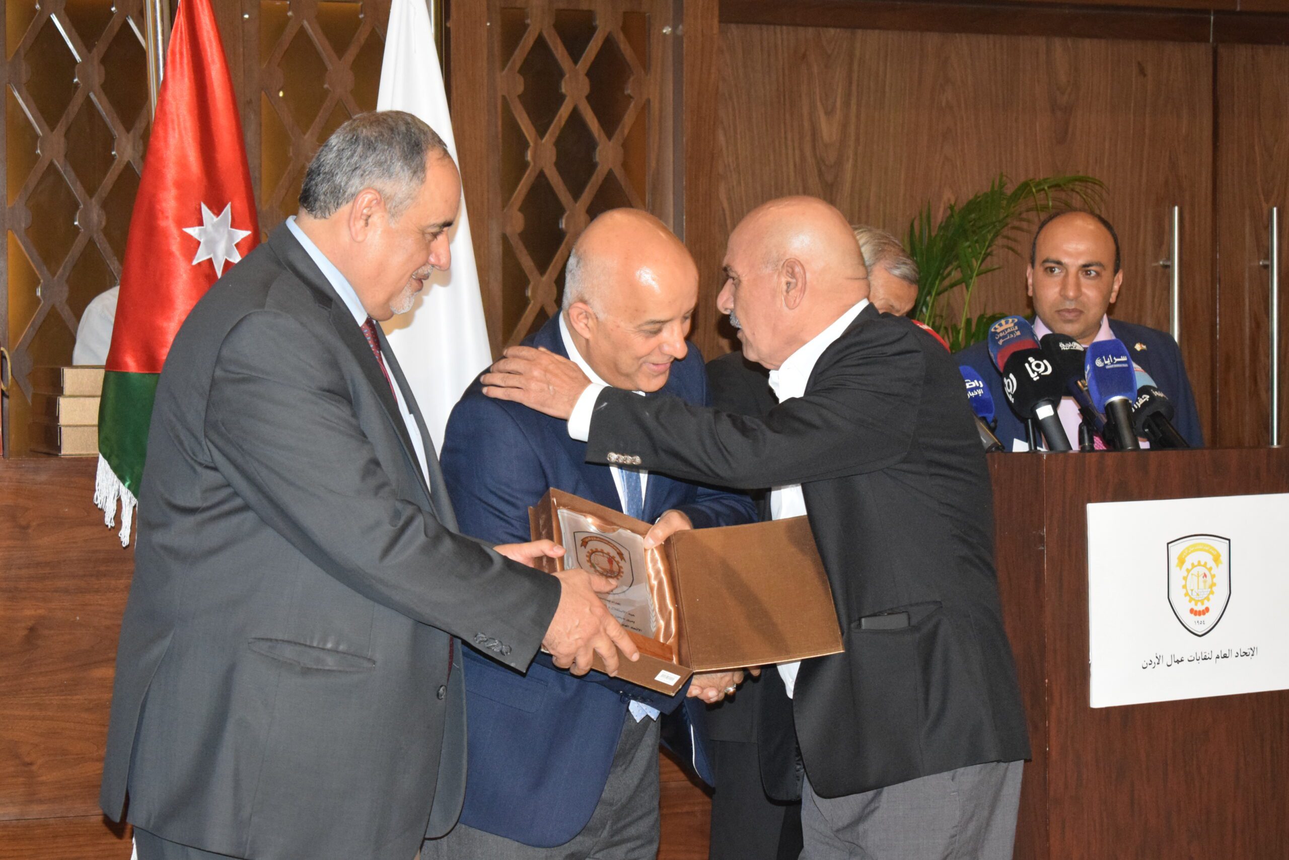 صورة حول : الاتحاد العام لنقابات عمال الأردن يحتفل بذكرى الاستقلال: تكريم للإنجازات ودعم للتعاون الوطنيّ في رحلة بناء مستقبل مُشرق الاتحاد العام لنقابات عمال الأردن يحتفل بذكرى الاستقلال: تكريم للإنجازات ودعم للتعاون الوطنيّ في رحلة بناء مستقبل مُشرق