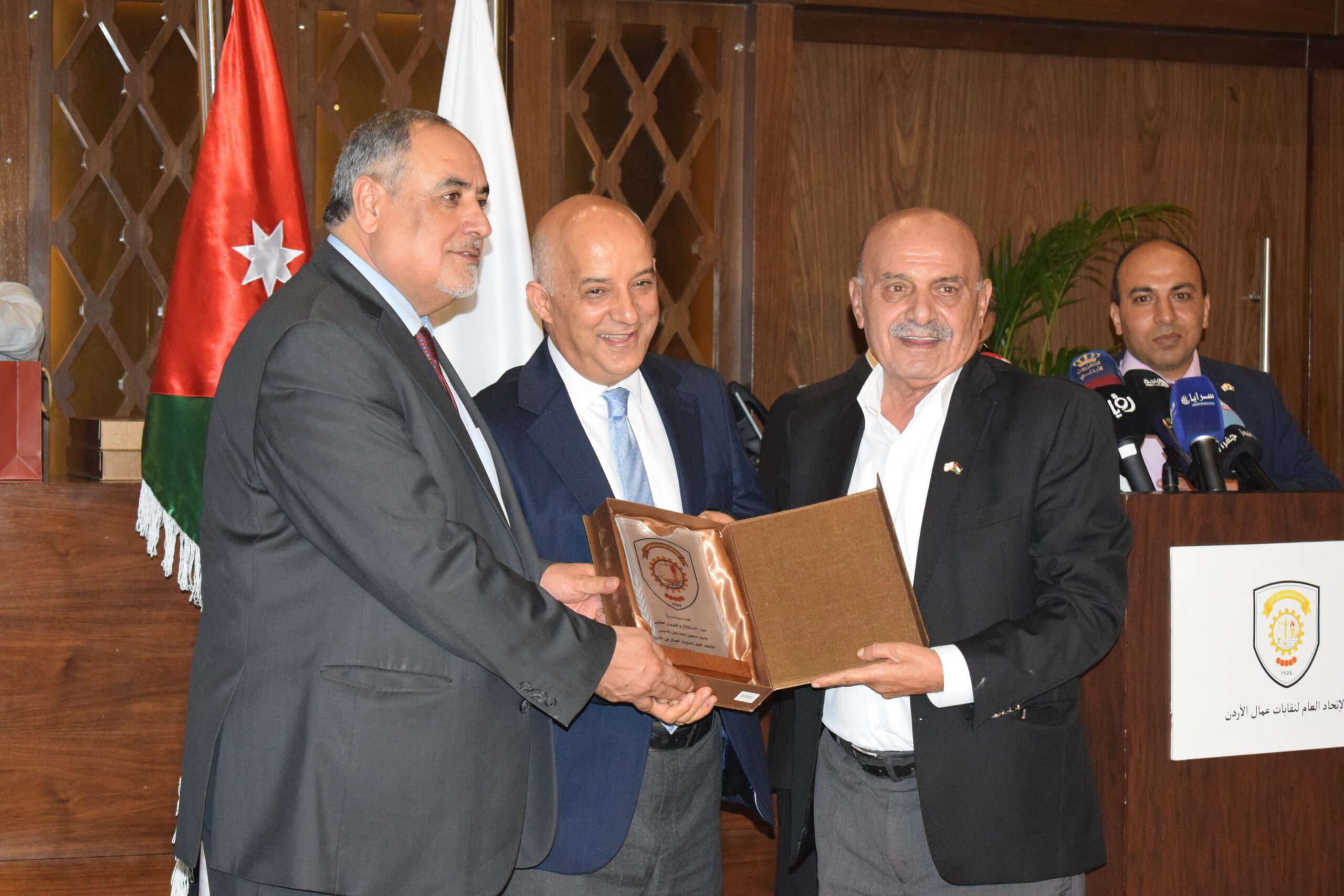 صورة حول : الاتحاد العام لنقابات عمال الأردن يحتفل بذكرى الاستقلال: تكريم للإنجازات ودعم للتعاون الوطنيّ في رحلة بناء مستقبل مُشرق الاتحاد العام لنقابات عمال الأردن يحتفل بذكرى الاستقلال: تكريم للإنجازات ودعم للتعاون الوطنيّ في رحلة بناء مستقبل مُشرق