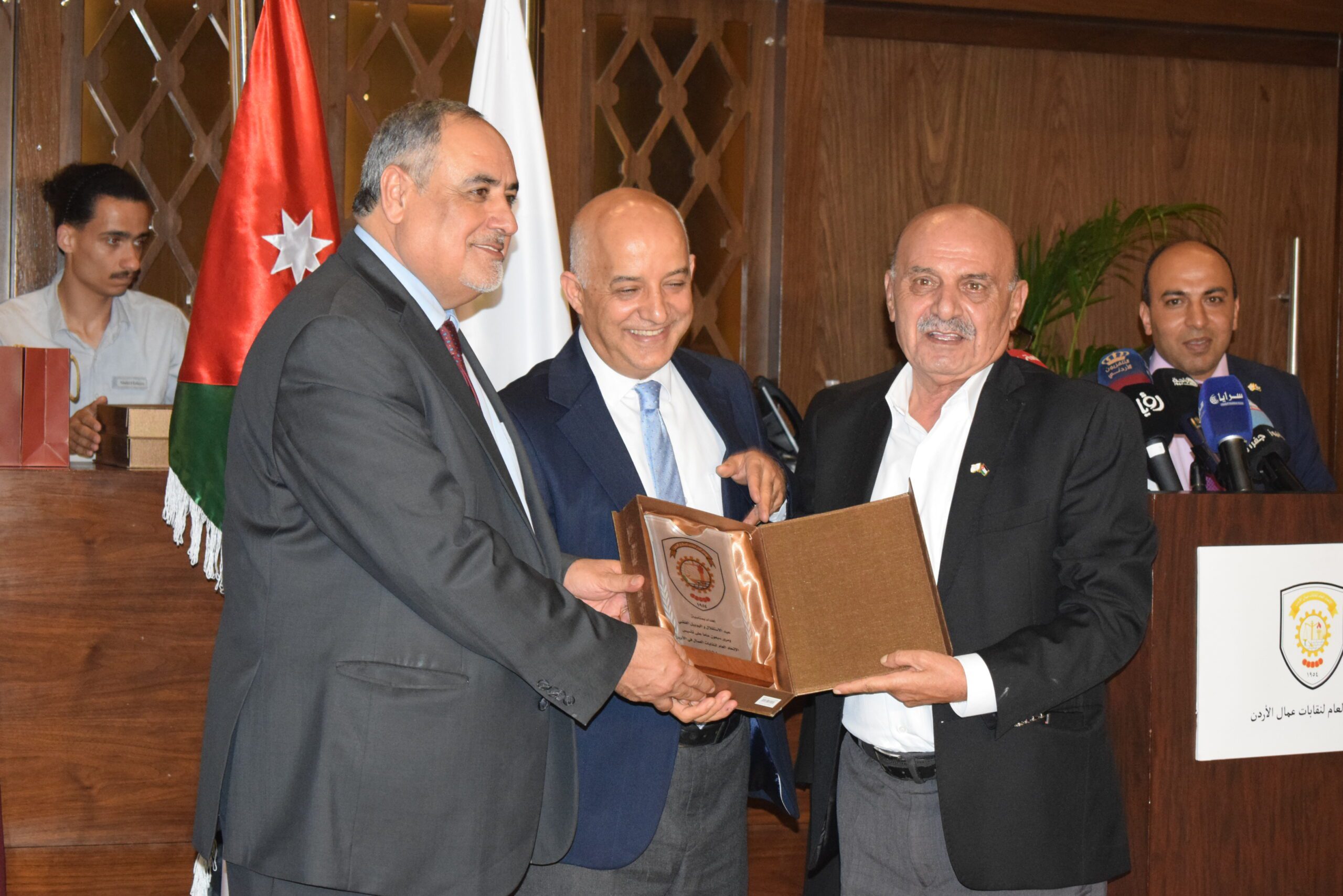 صورة حول : الاتحاد العام لنقابات عمال الأردن يحتفل بذكرى الاستقلال: تكريم للإنجازات ودعم للتعاون الوطنيّ في رحلة بناء مستقبل مُشرق الاتحاد العام لنقابات عمال الأردن يحتفل بذكرى الاستقلال: تكريم للإنجازات ودعم للتعاون الوطنيّ في رحلة بناء مستقبل مُشرق