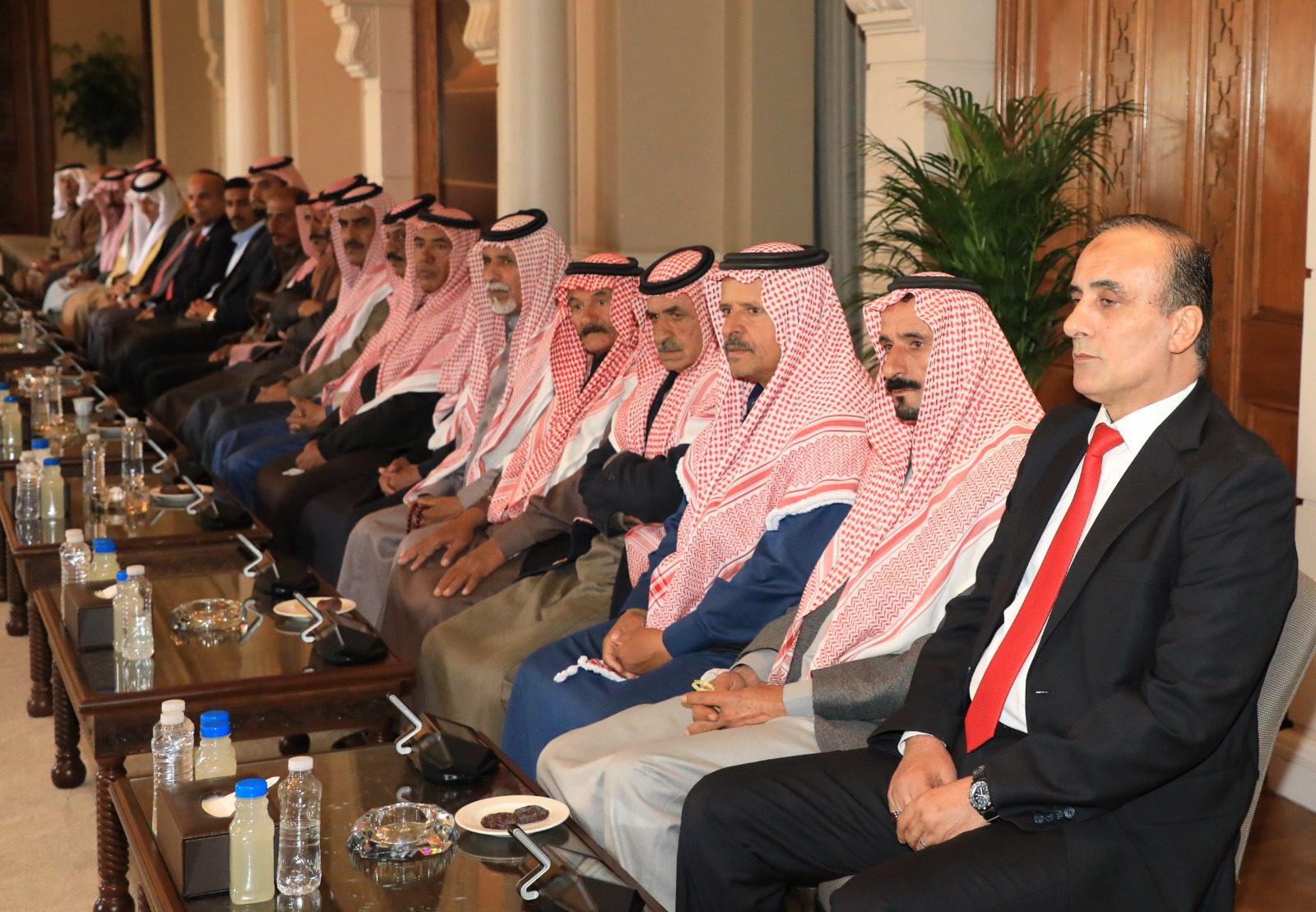 صورة حول : رئيس الديوان الملكي يلتقي وفدا من وجهاء عشيرة الكعابنة رئيس الديوان الملكي يلتقي وفدا من وجهاء عشيرة الكعابنة