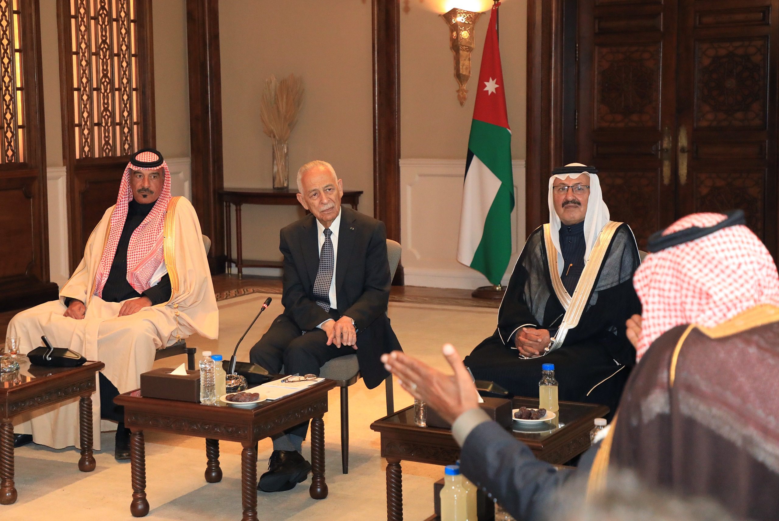 صورة حول : رئيس الديوان الملكي يلتقي وفدا من وجهاء عشيرة الكعابنة رئيس الديوان الملكي يلتقي وفدا من وجهاء عشيرة الكعابنة