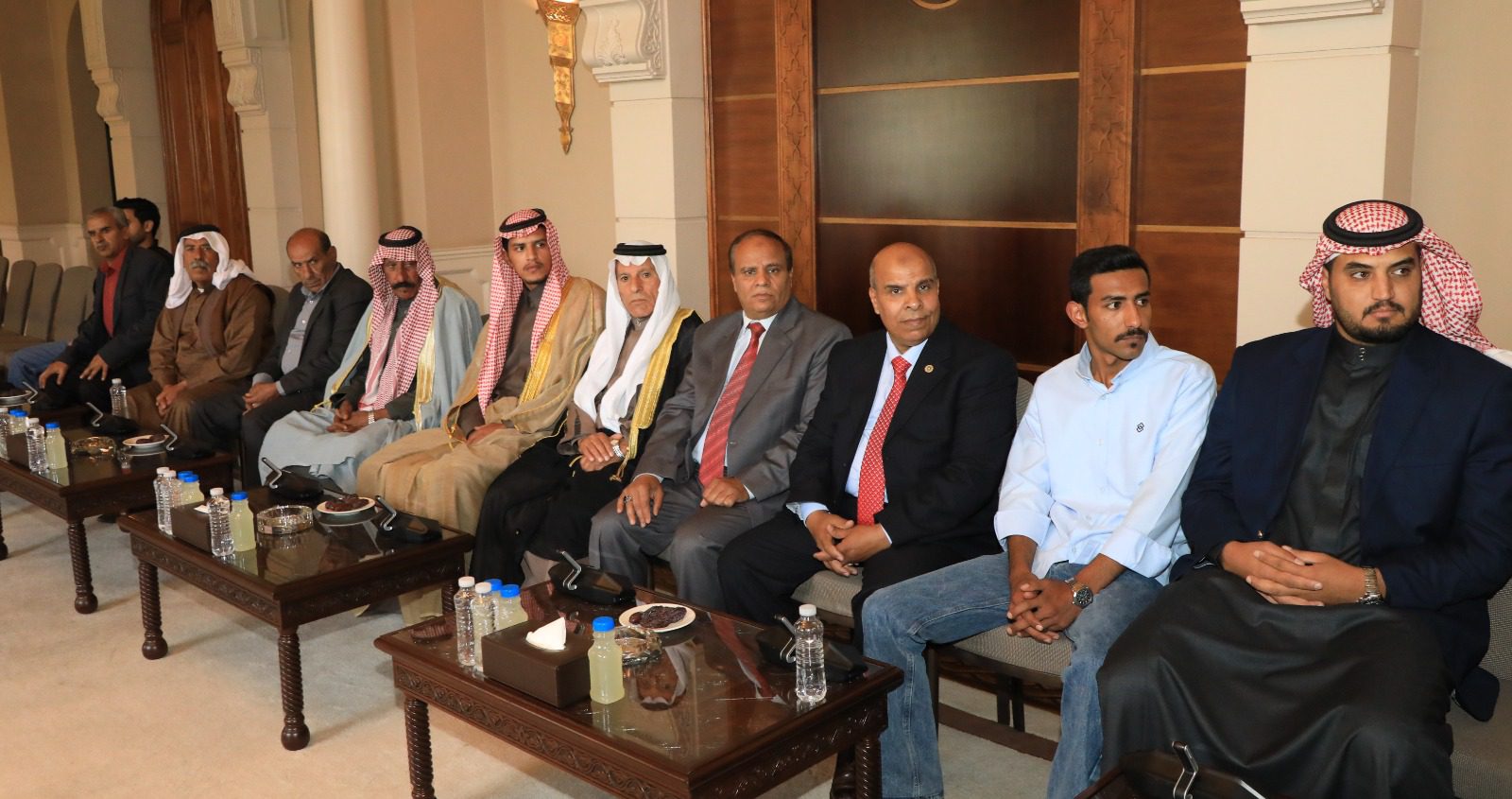 صورة حول : رئيس الديوان الملكي يلتقي وفدا من وجهاء عشيرة الكعابنة رئيس الديوان الملكي يلتقي وفدا من وجهاء عشيرة الكعابنة