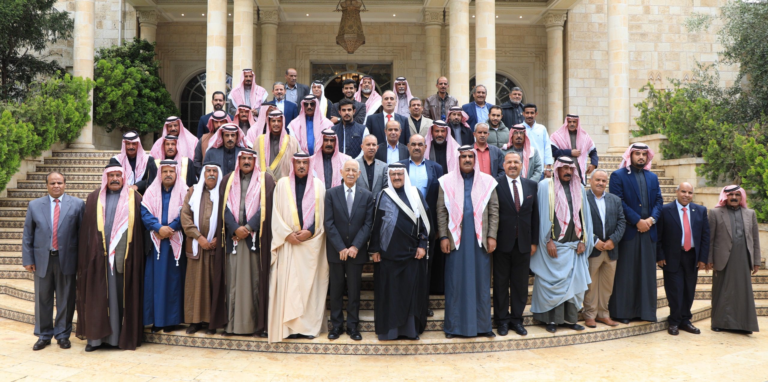 صورة حول : رئيس الديوان الملكي يلتقي وفدا من وجهاء عشيرة الكعابنة رئيس الديوان الملكي يلتقي وفدا من وجهاء عشيرة الكعابنة