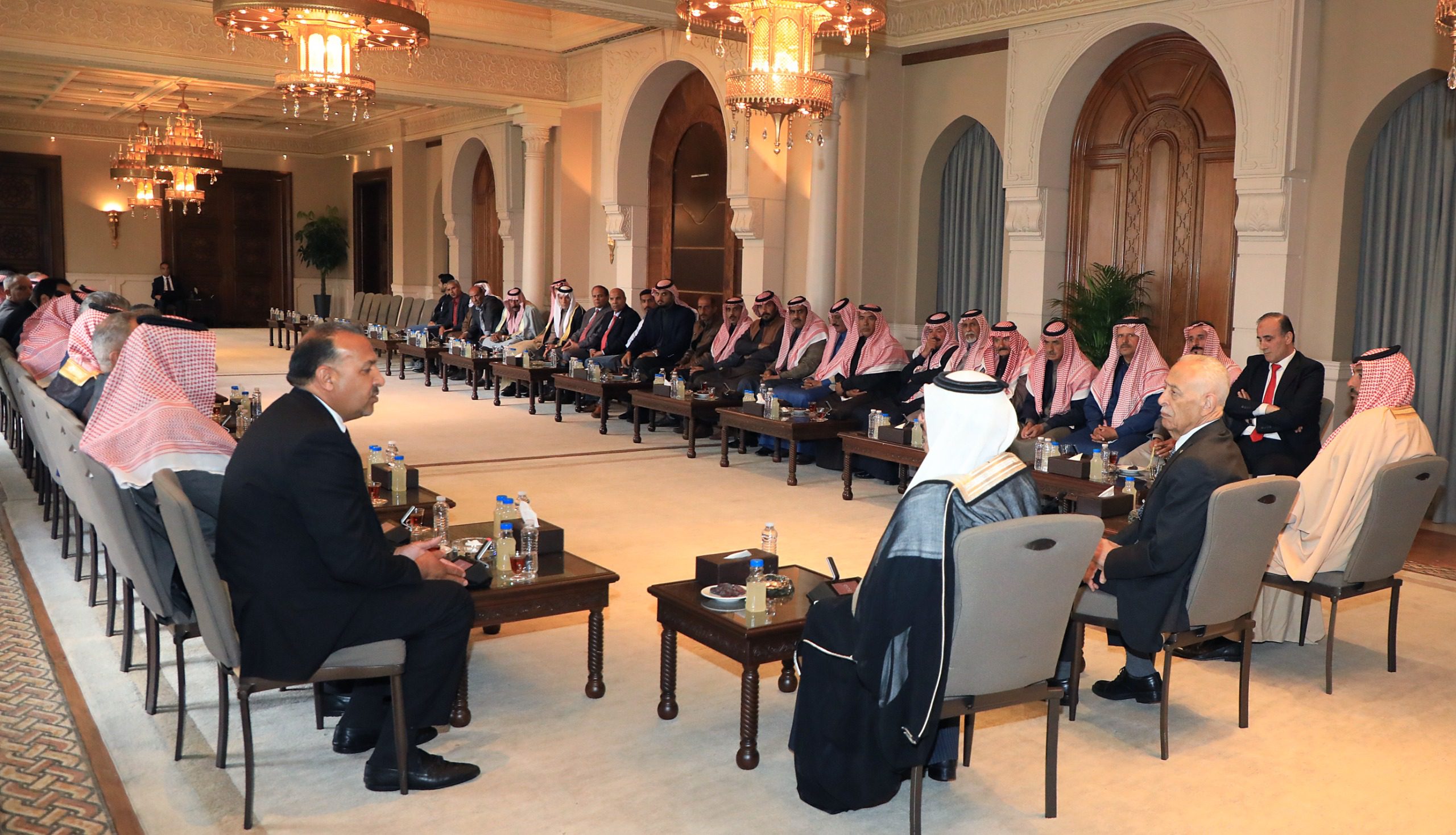 صورة حول : رئيس الديوان الملكي يلتقي وفدا من وجهاء عشيرة الكعابنة رئيس الديوان الملكي يلتقي وفدا من وجهاء عشيرة الكعابنة