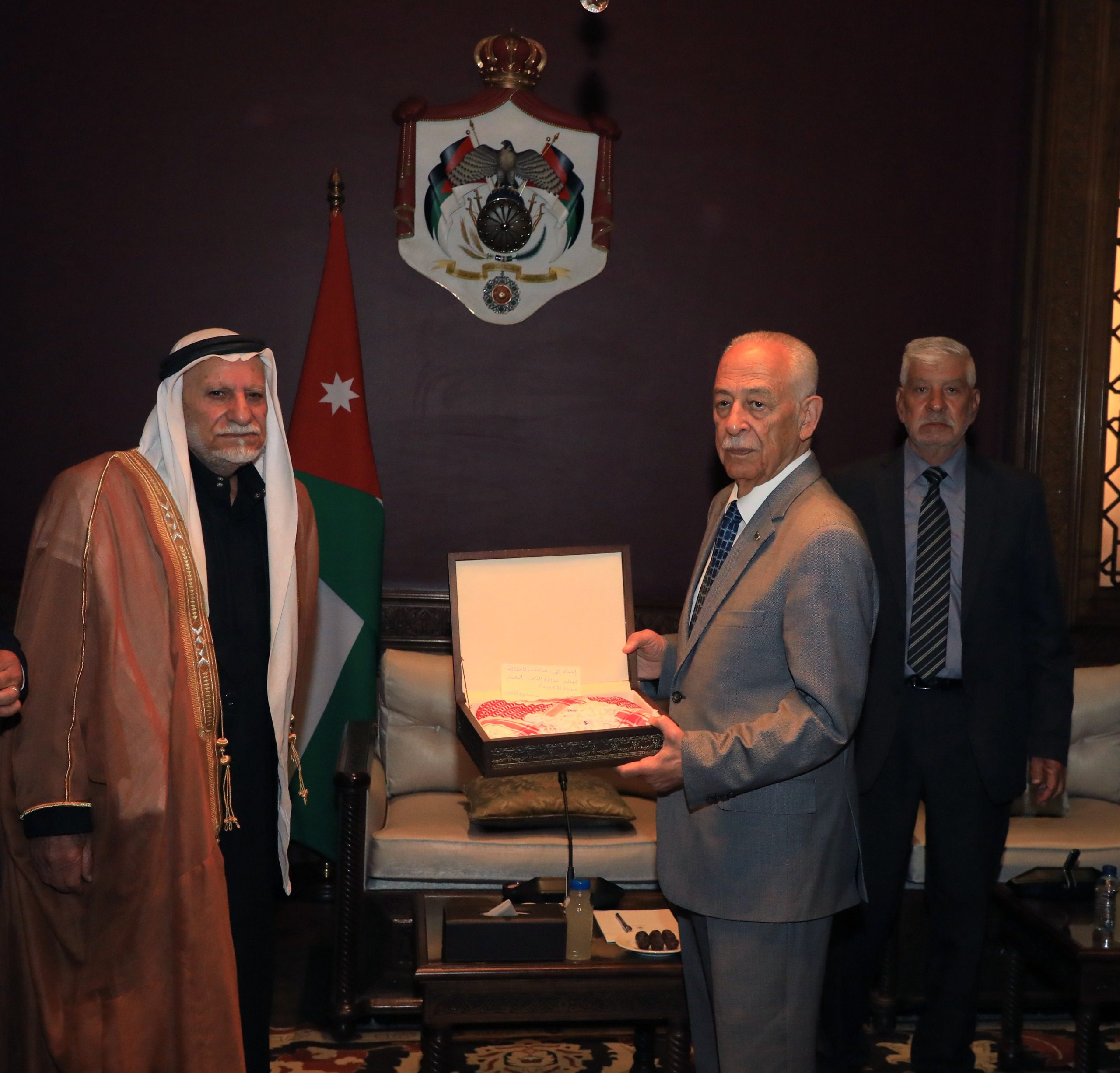 صورة حول : العيسوي يلتقي وفدا من وجهاء عشيرة المصاروة العيسوي يلتقي وفدا من وجهاء عشيرة المصاروة