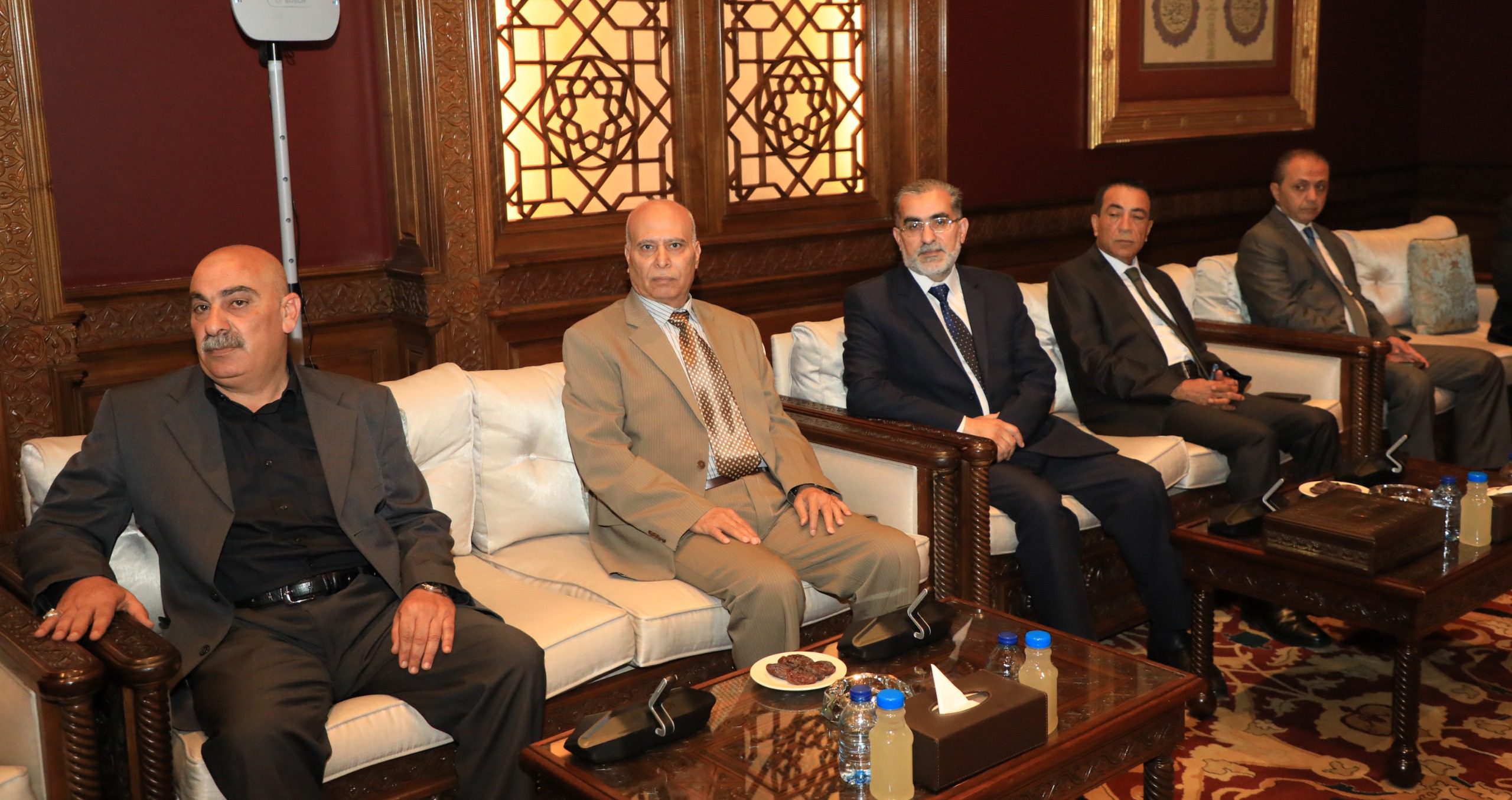 صورة حول : العيسوي يلتقي وفدا من وجهاء عشيرة المصاروة العيسوي يلتقي وفدا من وجهاء عشيرة المصاروة