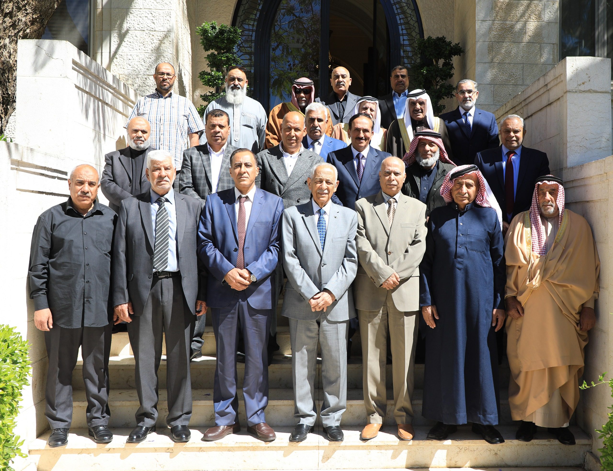 صورة حول : العيسوي يلتقي وفدا من وجهاء عشيرة المصاروة العيسوي يلتقي وفدا من وجهاء عشيرة المصاروة