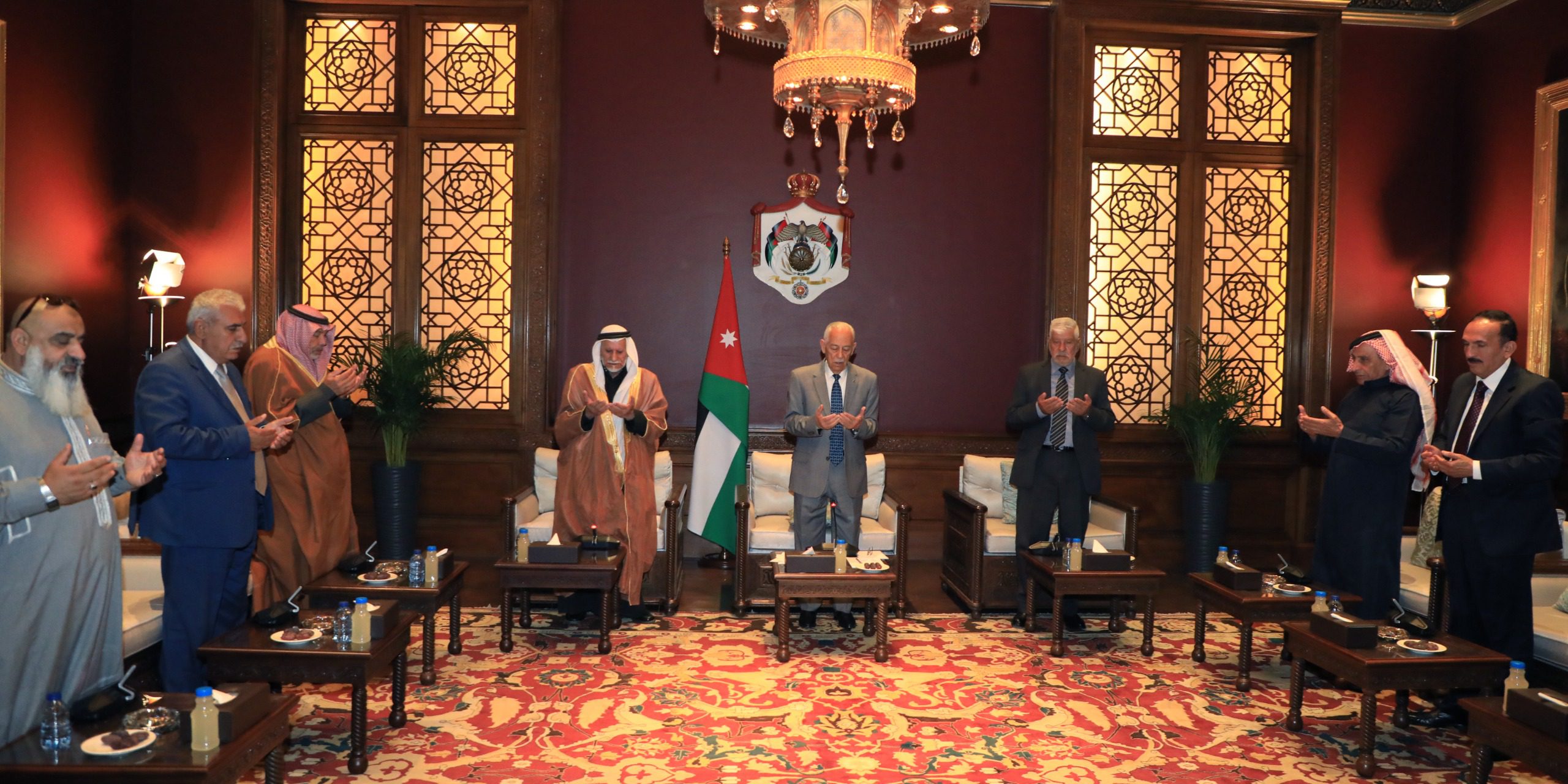 صورة حول : العيسوي يلتقي وفدا من وجهاء عشيرة المصاروة العيسوي يلتقي وفدا من وجهاء عشيرة المصاروة