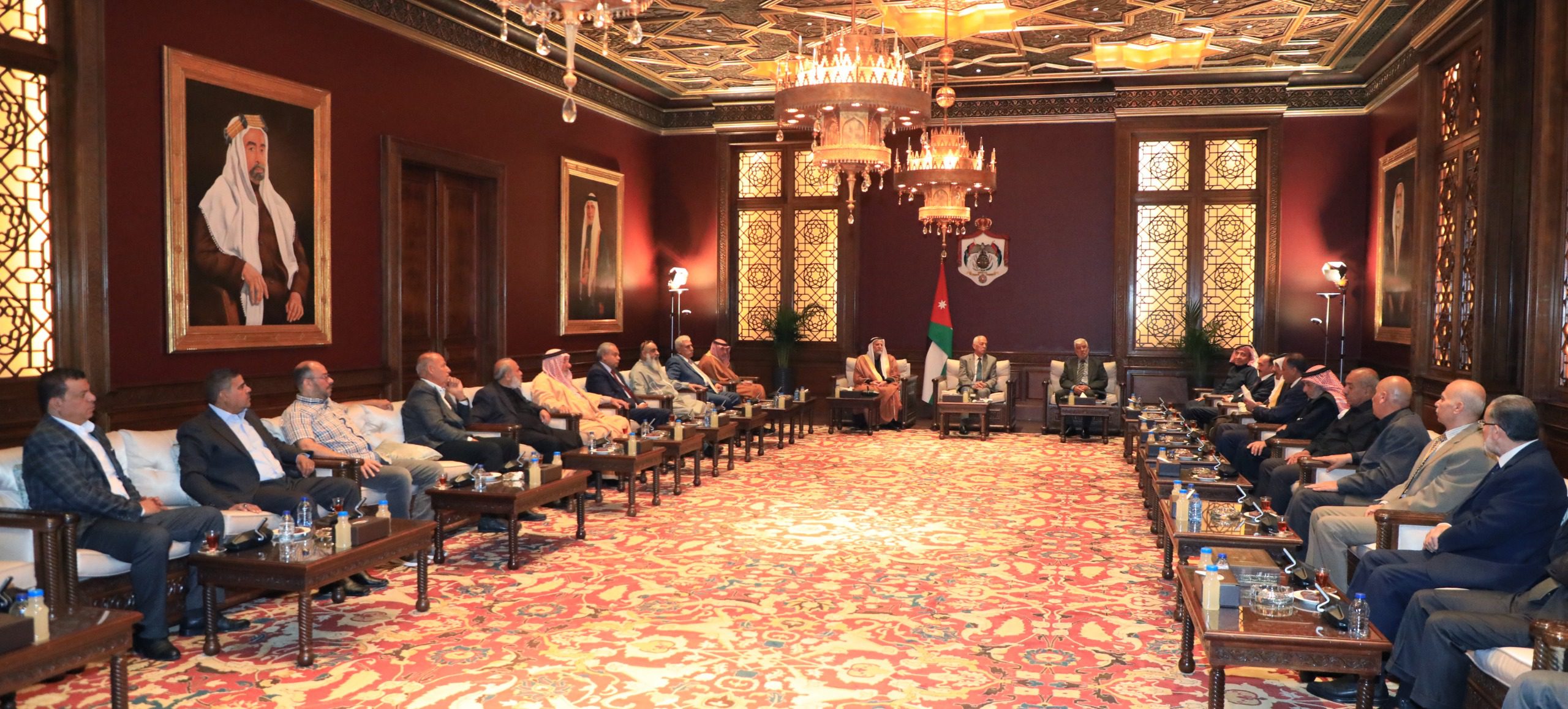 صورة حول : العيسوي يلتقي وفدا من وجهاء عشيرة المصاروة العيسوي يلتقي وفدا من وجهاء عشيرة المصاروة