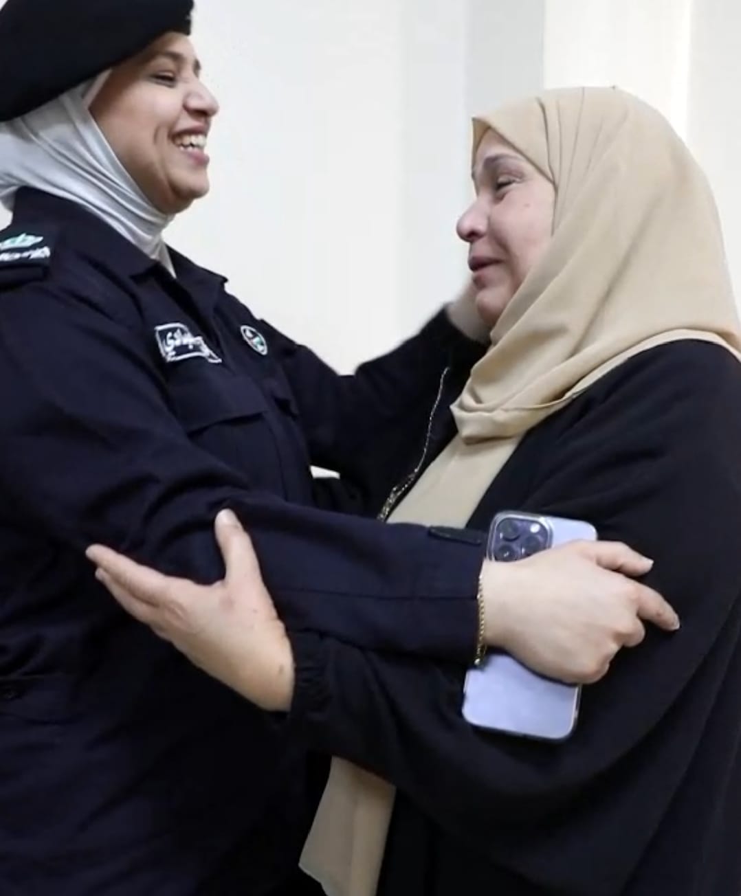 مسعفو الدفاع المدني يجرون ولادة طارئة في مركبة خاصة بالشارع العام وينقذون الأم والجنين(فيديو)