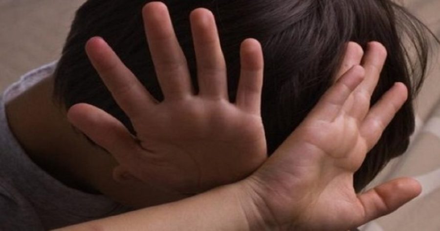صورة حول : مركز رعاية يحبس طفلًا يوميًا لـ 8 ساعات بين النافذة وشبك الحماية مركز رعاية يحبس طفلًا يوميًا لـ 8 ساعات بين النافذة وشبك الحماية