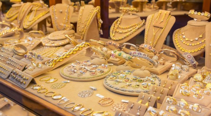 الذهب يرتفع بدعم ضعف الدولار وتوترات الشرق الأوسط